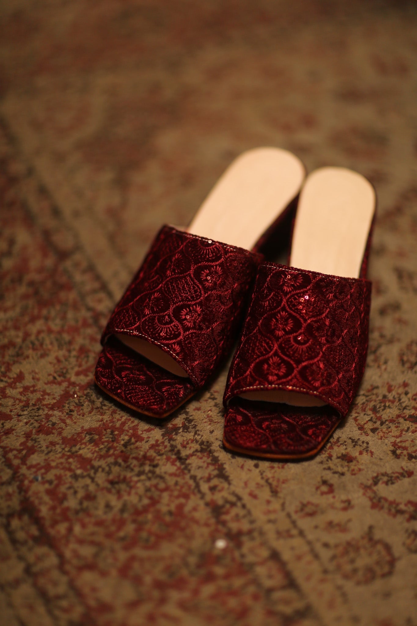 RED VELVET EMBROIDERED HEELED MULES PINDU