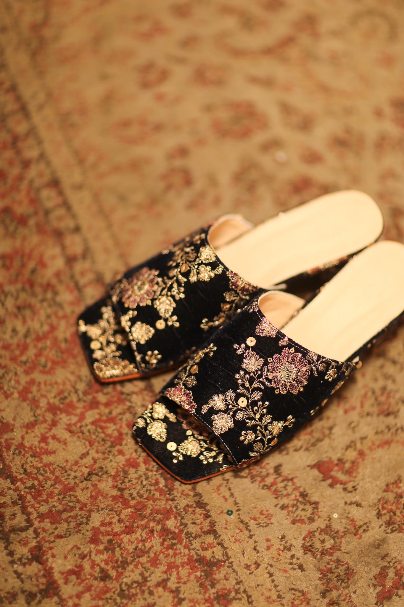 EMBROIDERED VELVET MULES LINDU