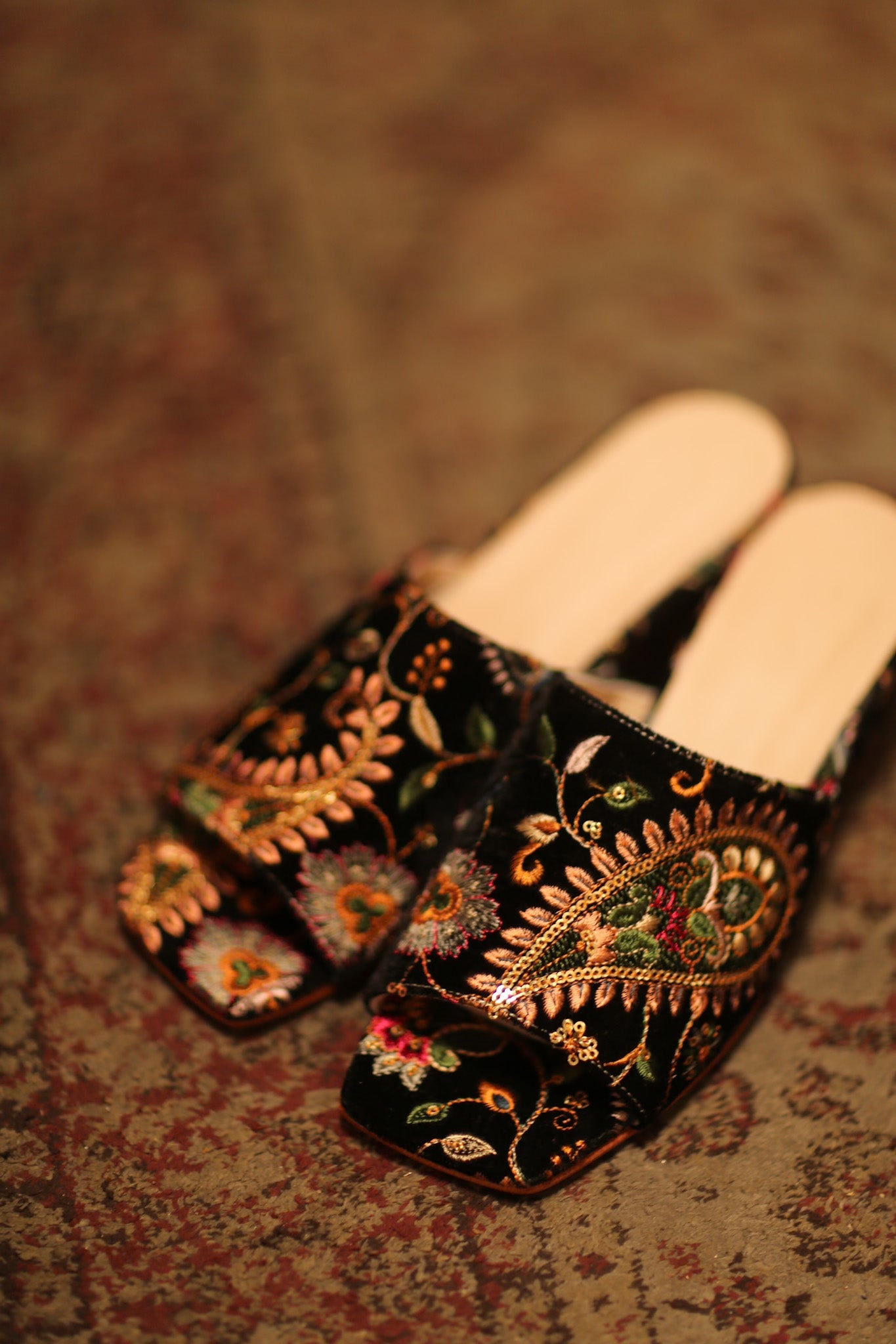 BLACK VELVET EMBROIDERED MULES YINRI