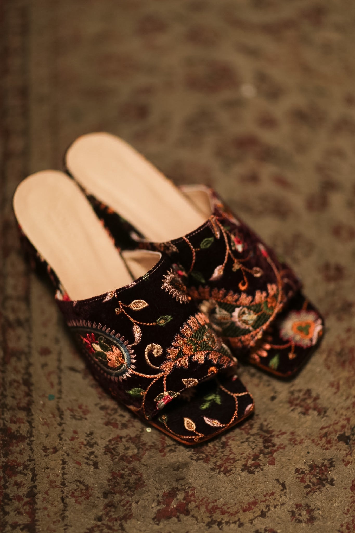 EMBROIDERED VELVET MULES PROTU