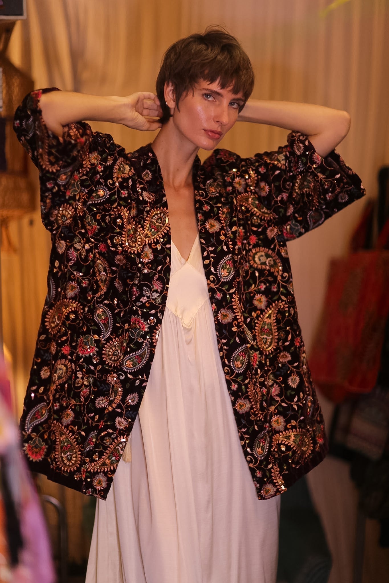 EMBROIDERED PAISLEY VELVET SHORT KIMONO THITKHET
