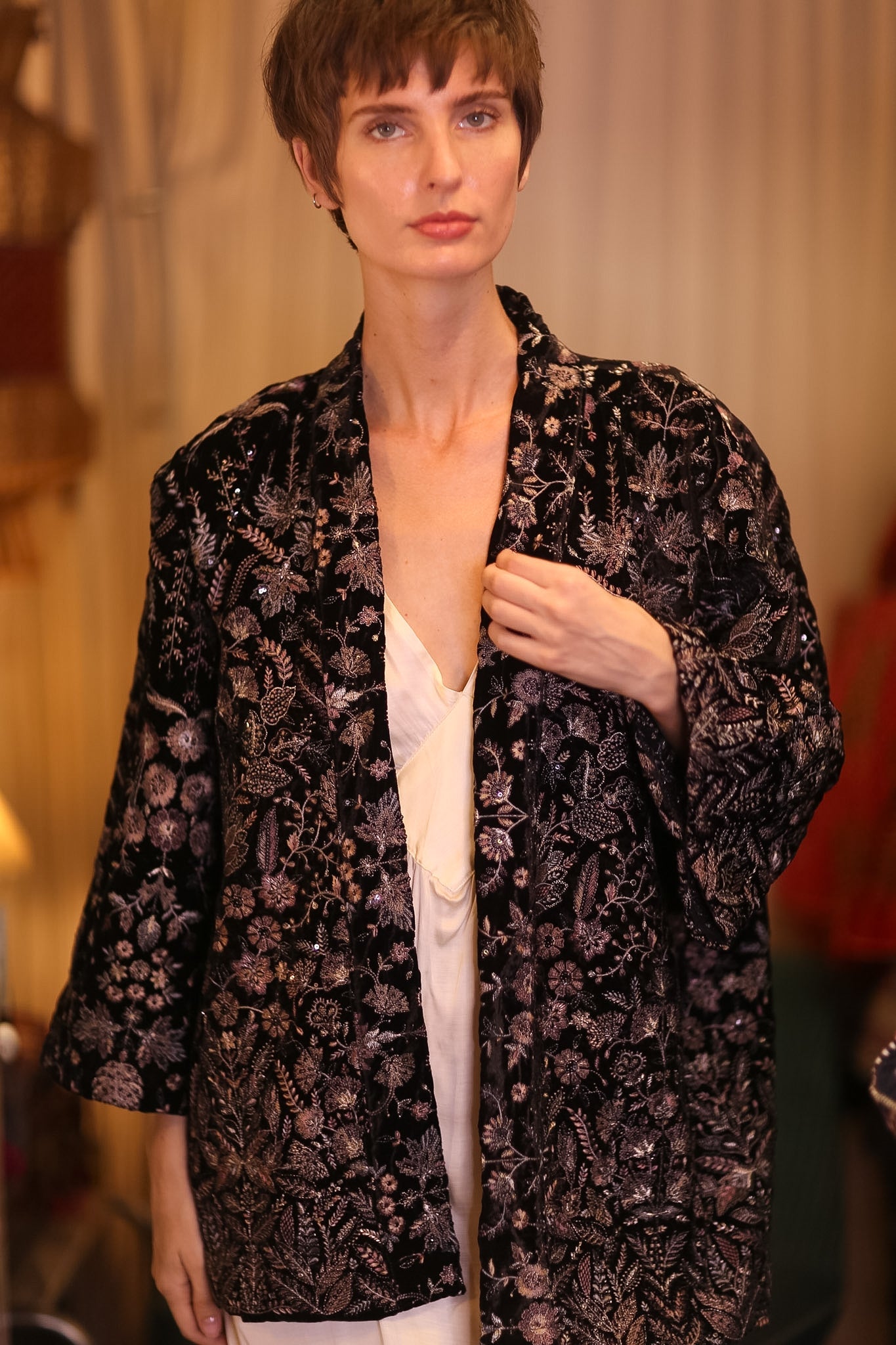 BLACK EMBROIDERED VELVET KIMONO DINAS - MOMO STUDIO BERLIN - Berlin Concept Store - sustainable & ethical fashion