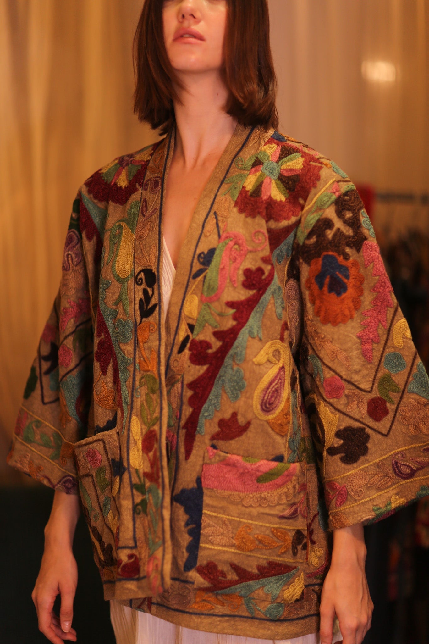 EMBROIDERED SUZANI SHORT KIMONO MONTY JAGU - MOMO STUDIO BERLIN - Berlin Concept Store - sustainable & ethical fashion