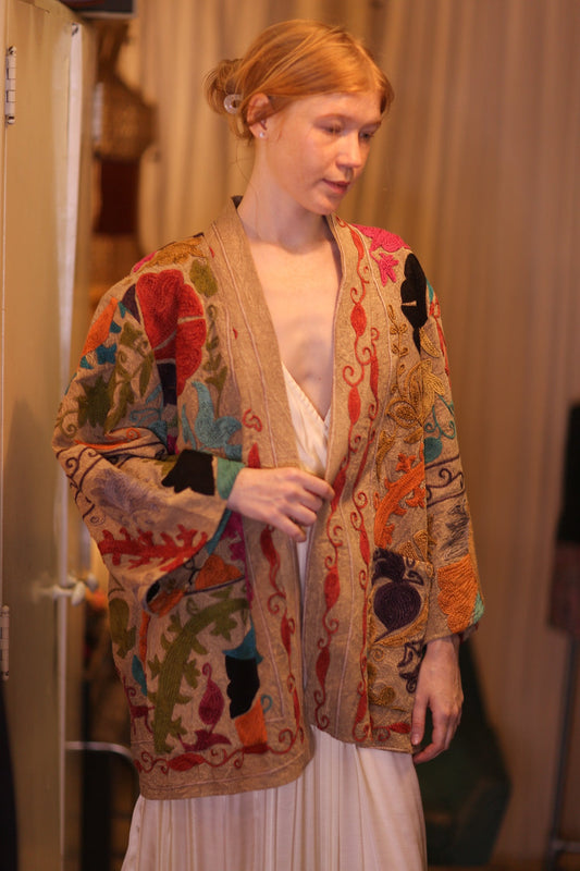 SUZANI EMBROIDERED SHORT KIMONO MONTY WADI