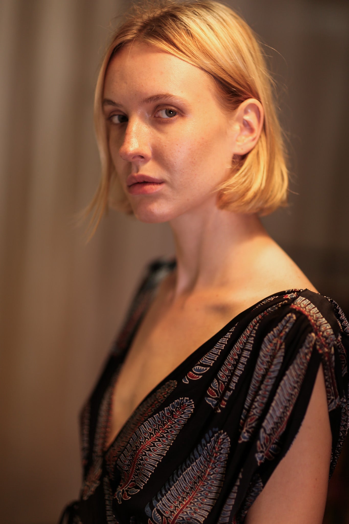 VICTORIA SILK DRESS BLACK FEATHER