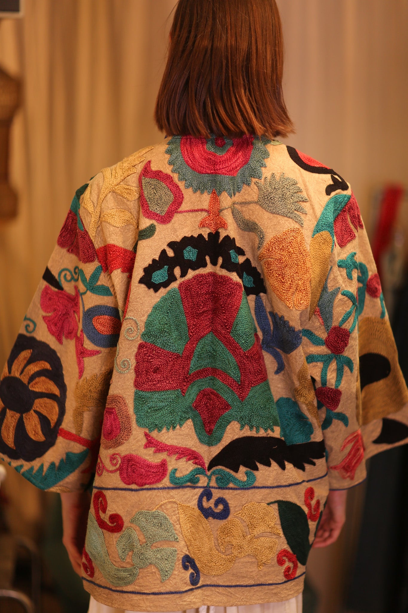 SUZANI EMBROIDERED SHORT KIMONO MONTY MAYI