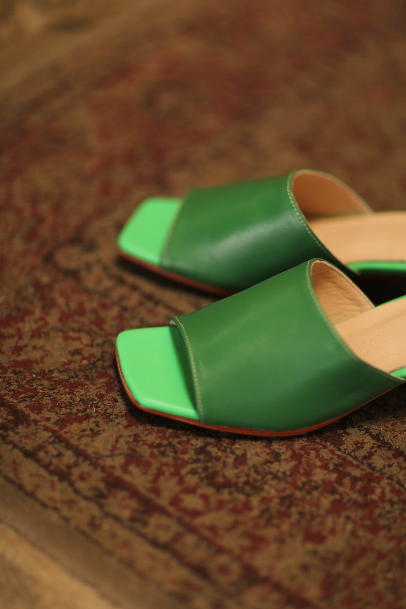 LEATHER MULES LORIN GREEN