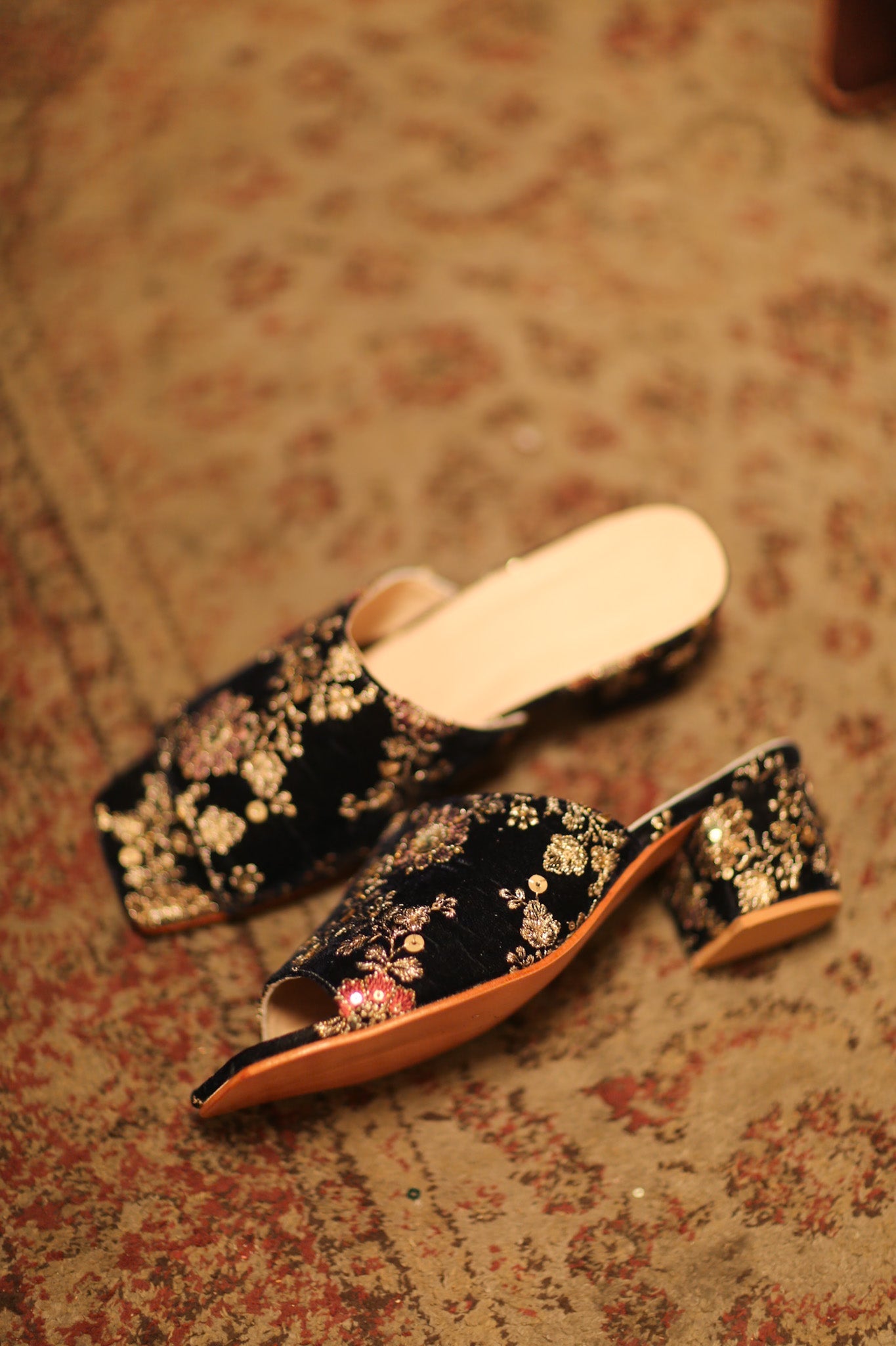 EMBROIDERED VELVET MULES LINDU