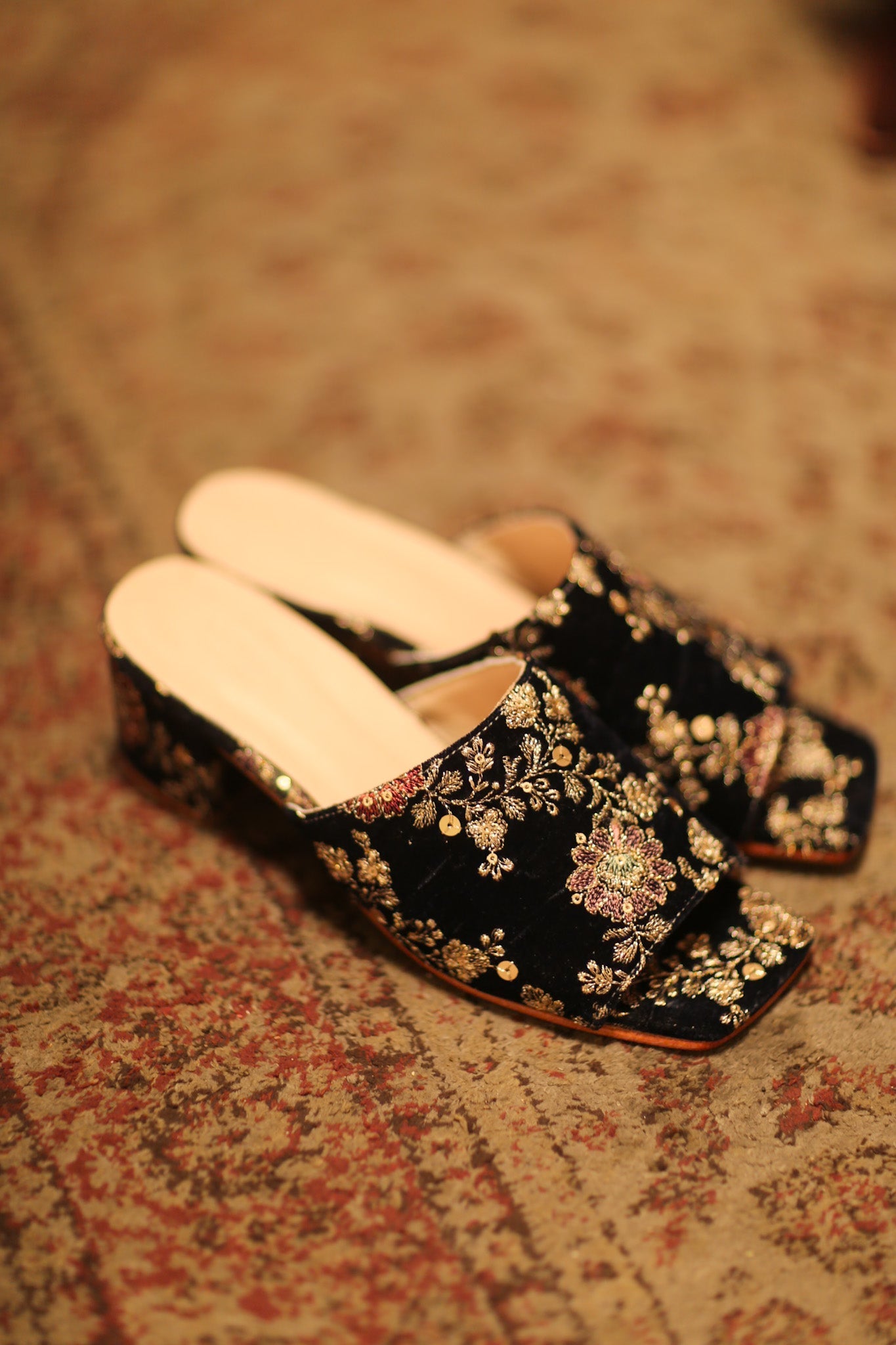 EMBROIDERED VELVET MULES LINDU