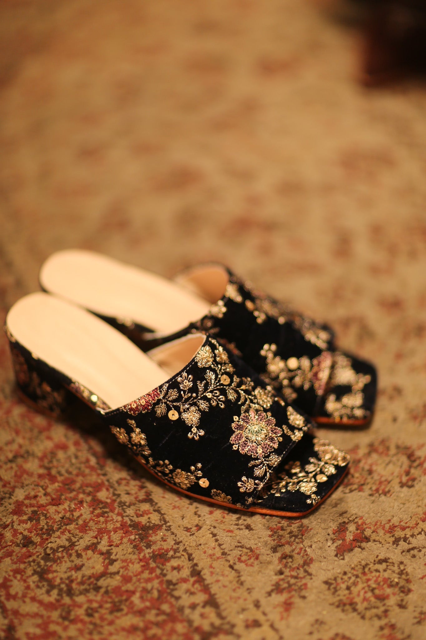EMBROIDERED VELVET MULES LINDU