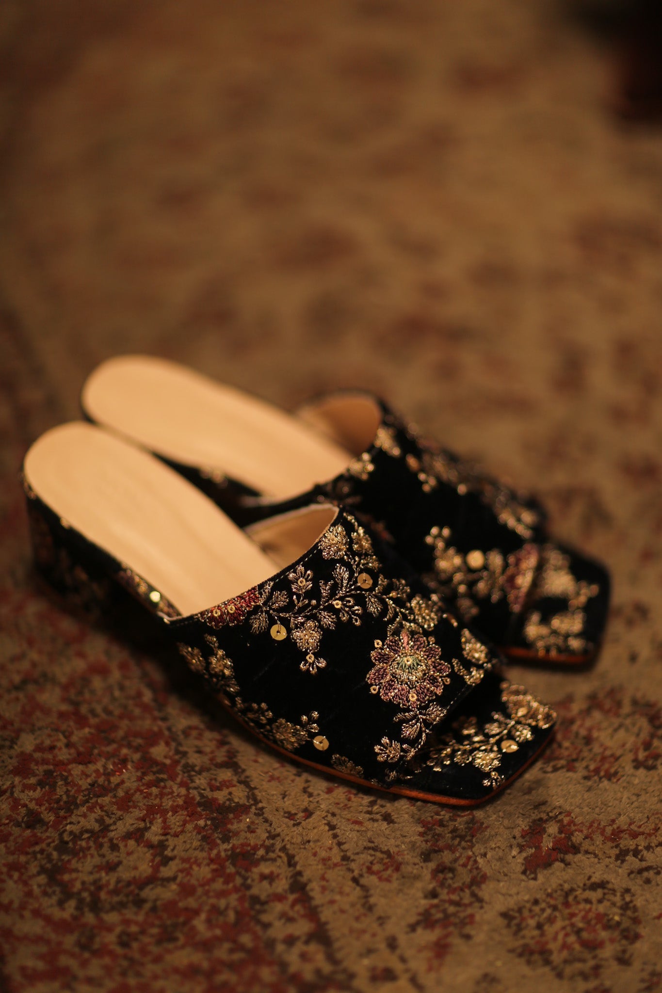 EMBROIDERED VELVET MULES LINDU