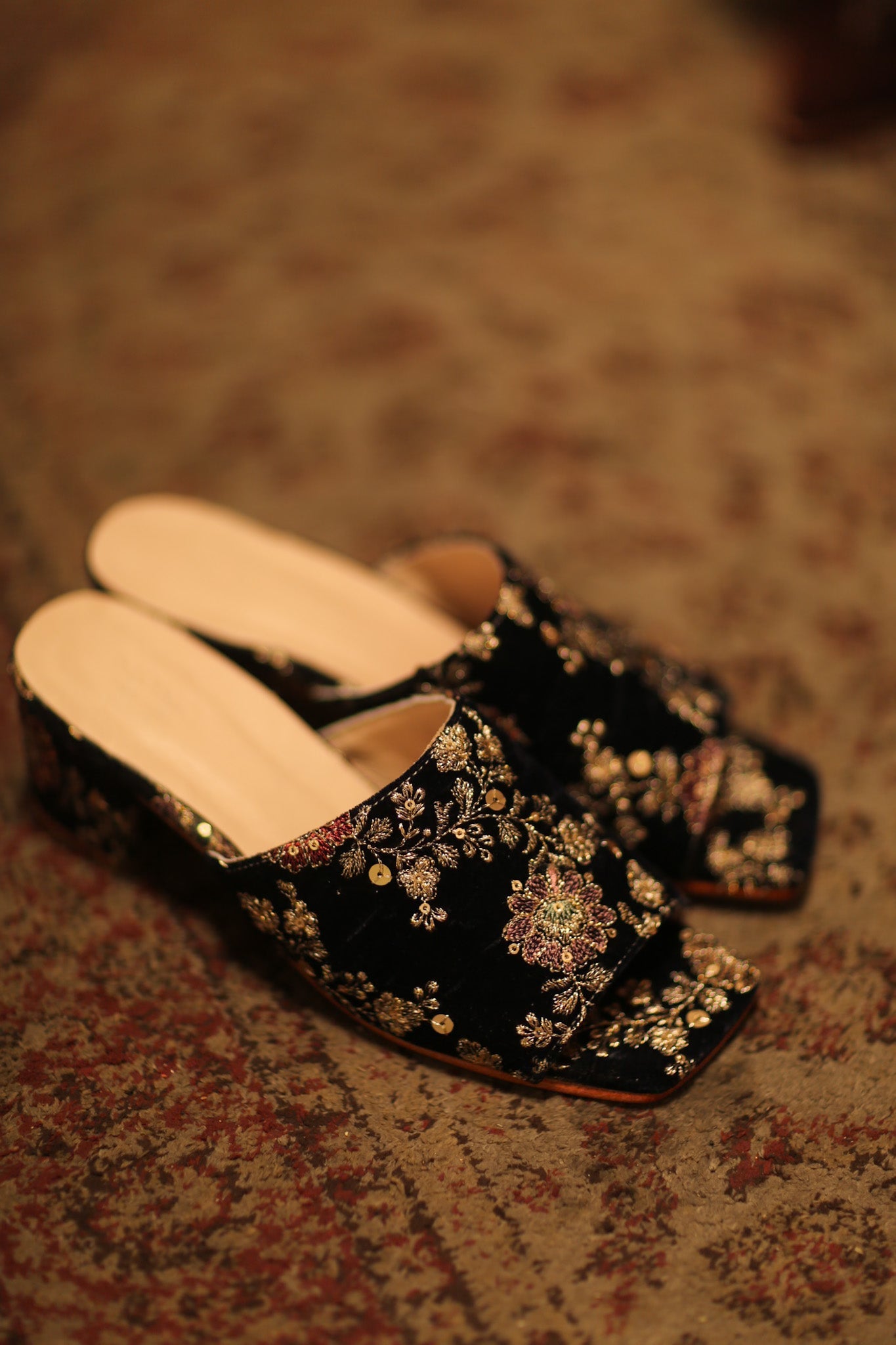 EMBROIDERED VELVET MULES LINDU