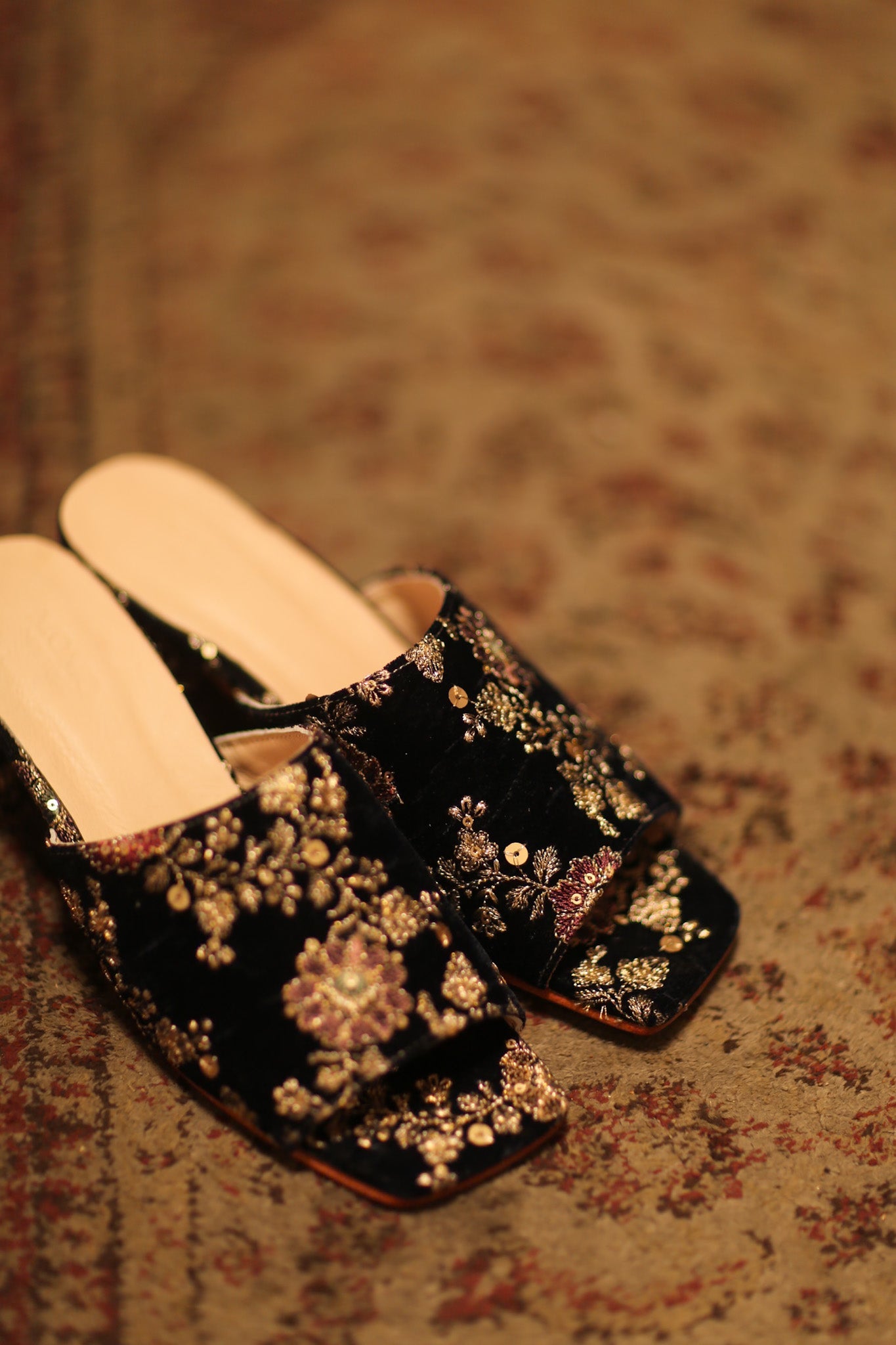 EMBROIDERED VELVET MULES LINDU