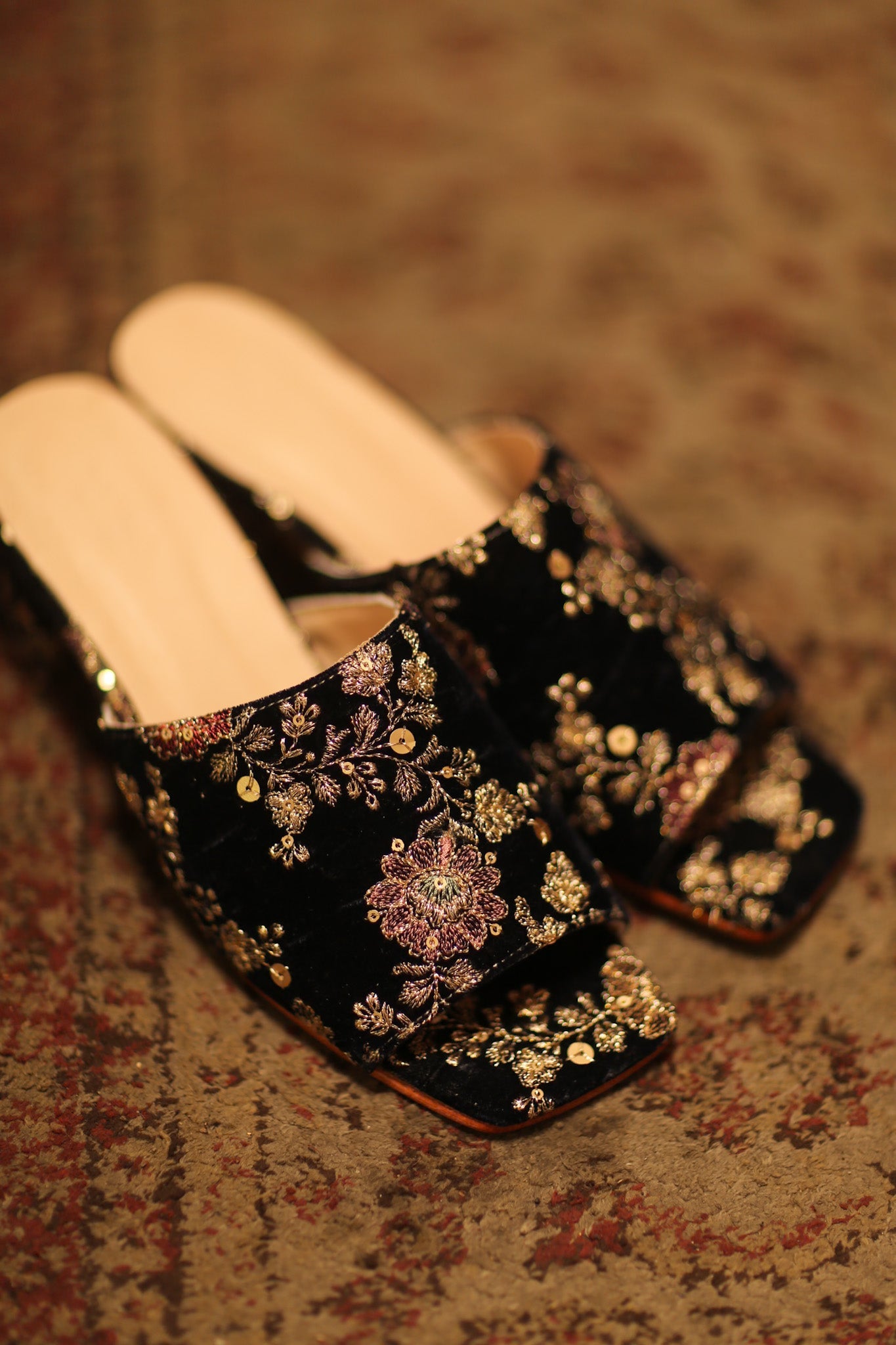 EMBROIDERED VELVET MULES LINDU