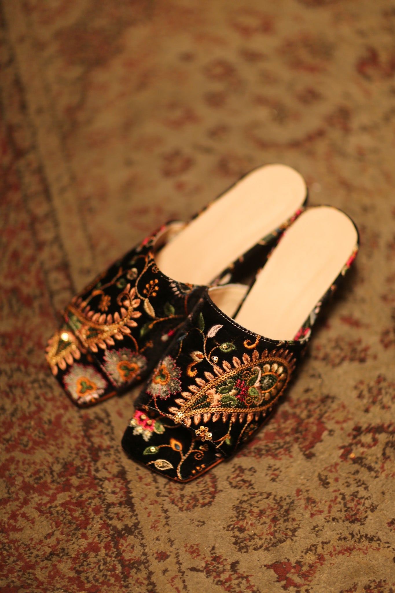 BLACK VELVET EMBROIDERED MULES YINRI