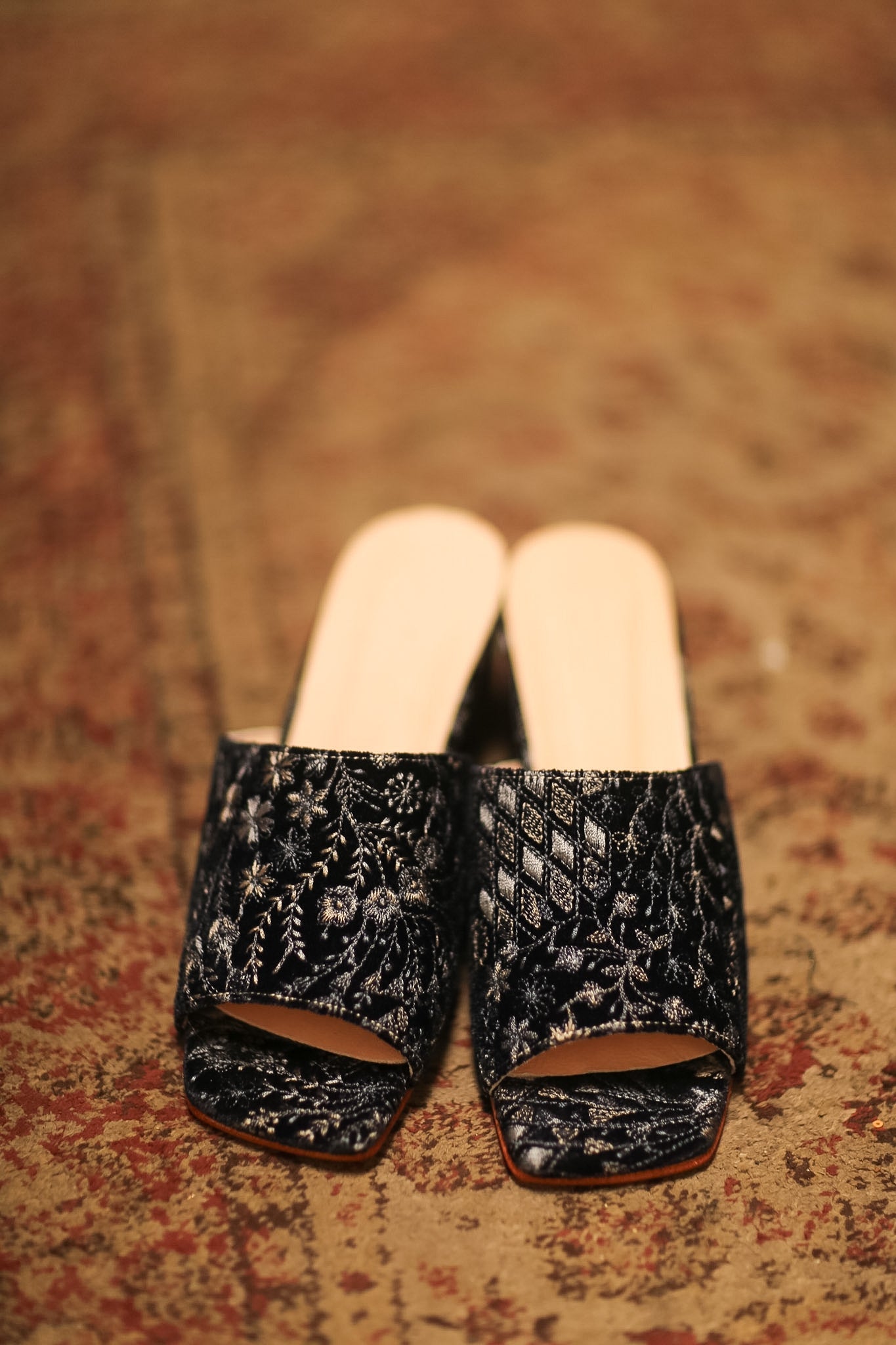 EMBROIDERED VELVET MULES ORINUT