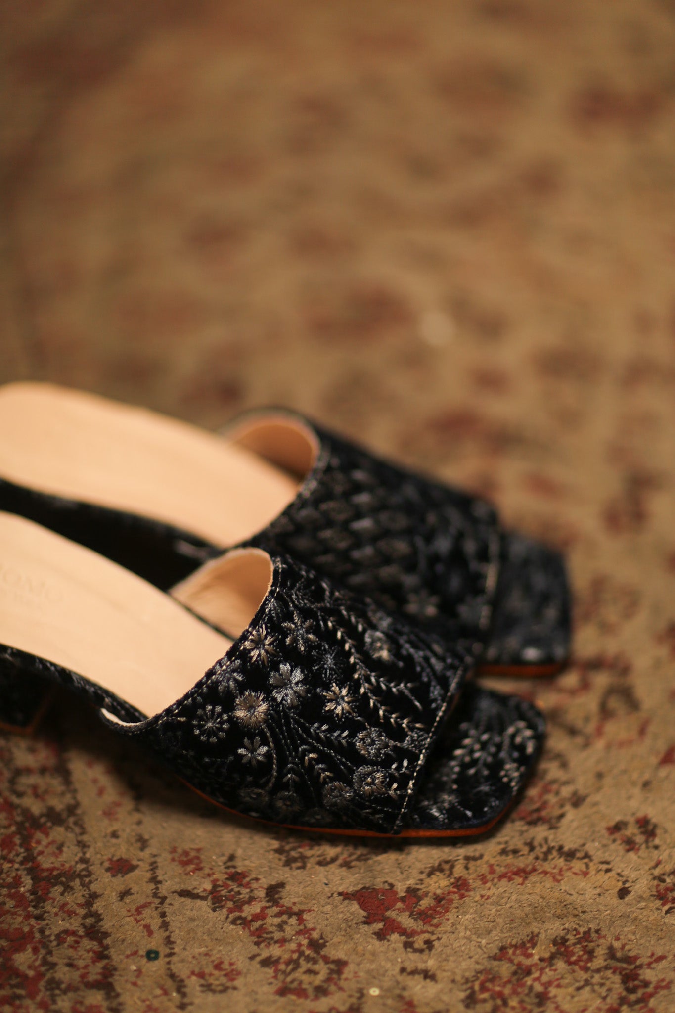EMBROIDERED VELVET MULES ORINUT