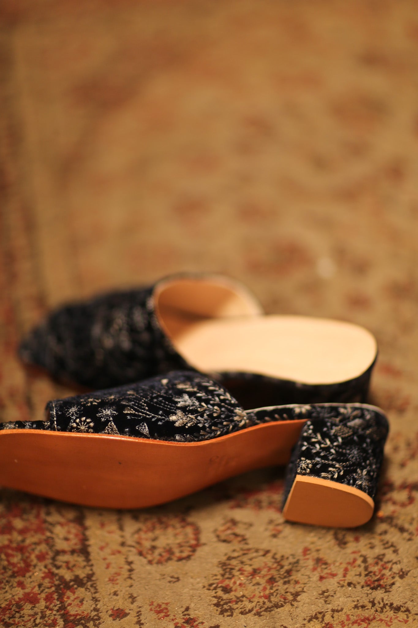 EMBROIDERED VELVET MULES ORINUT