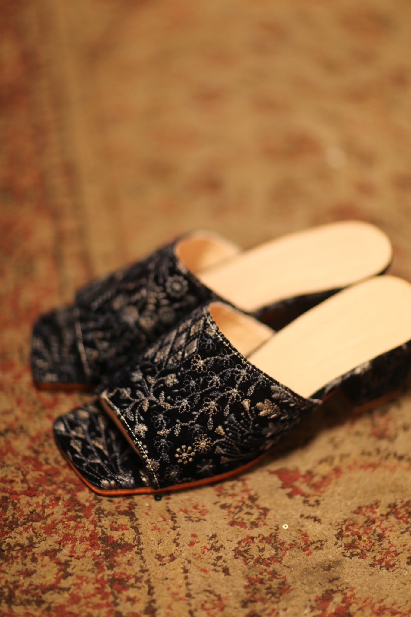 EMBROIDERED VELVET MULES ORINUT