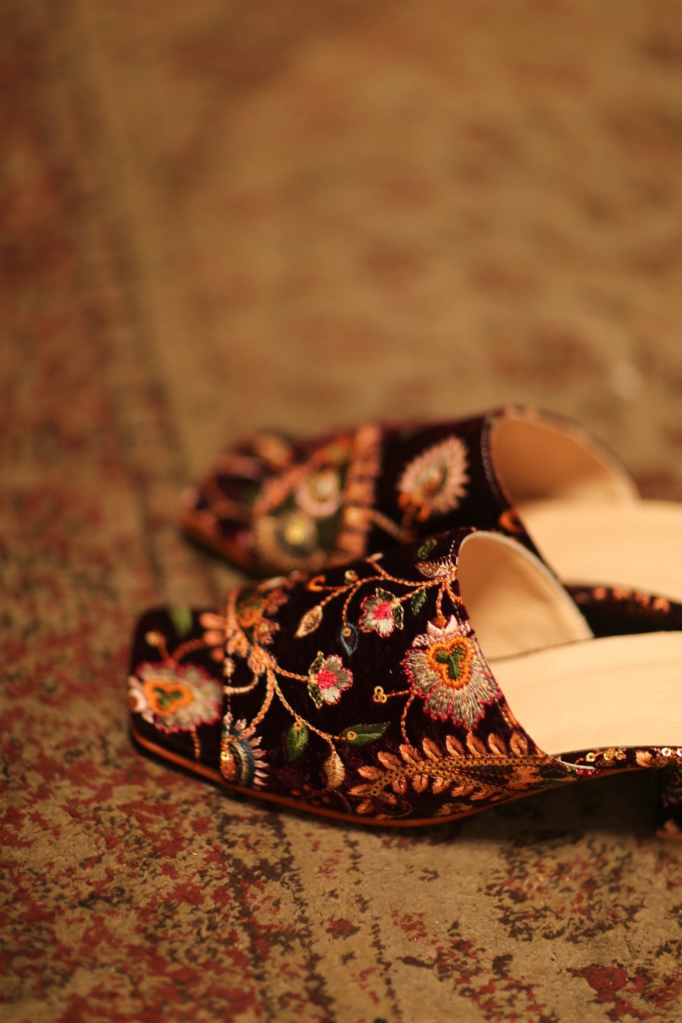 EMBROIDERED VELVET MULES PROTU