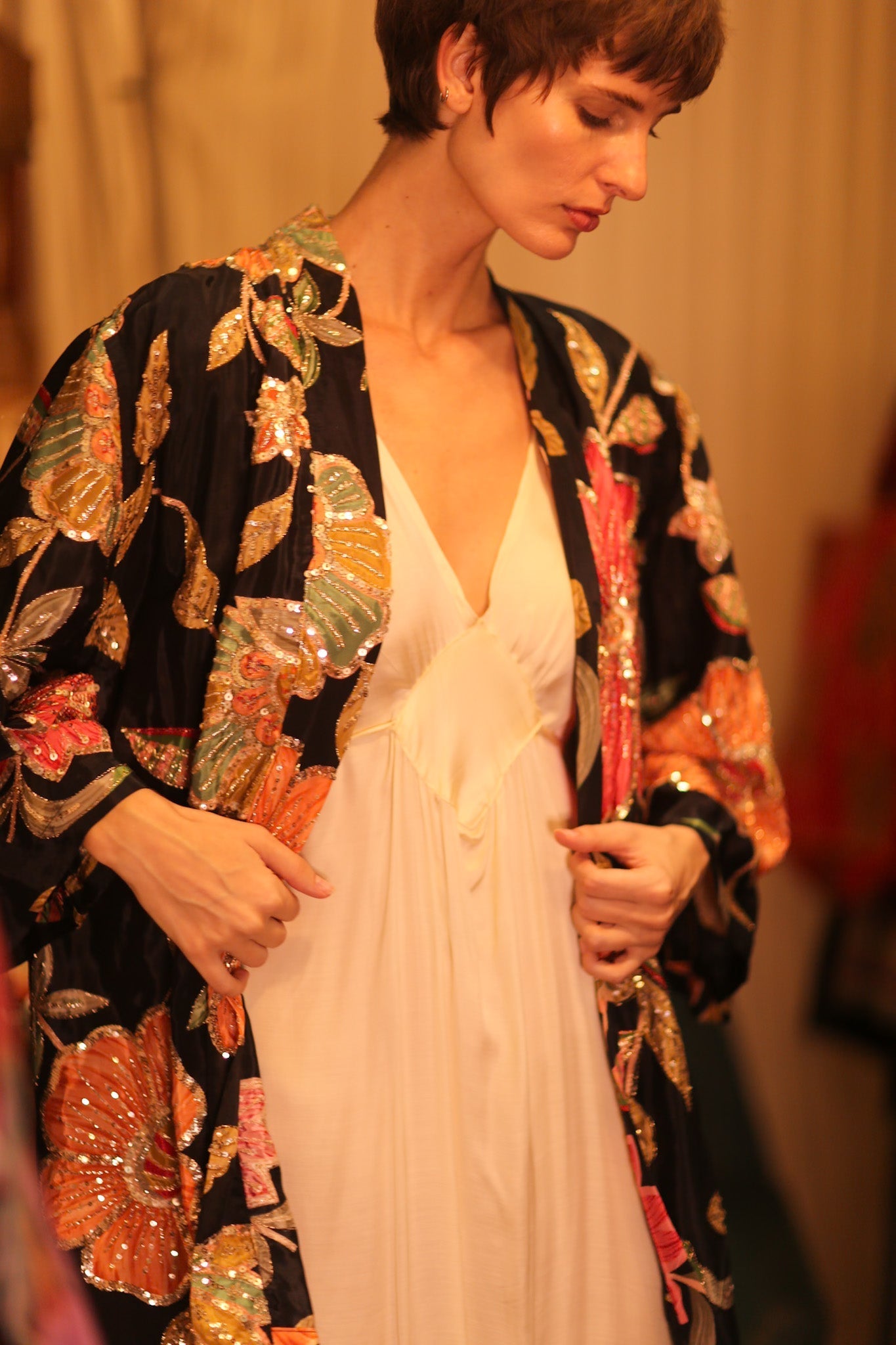 EMBROIDERED SILK SHORT KIMONO THONEPANHLA