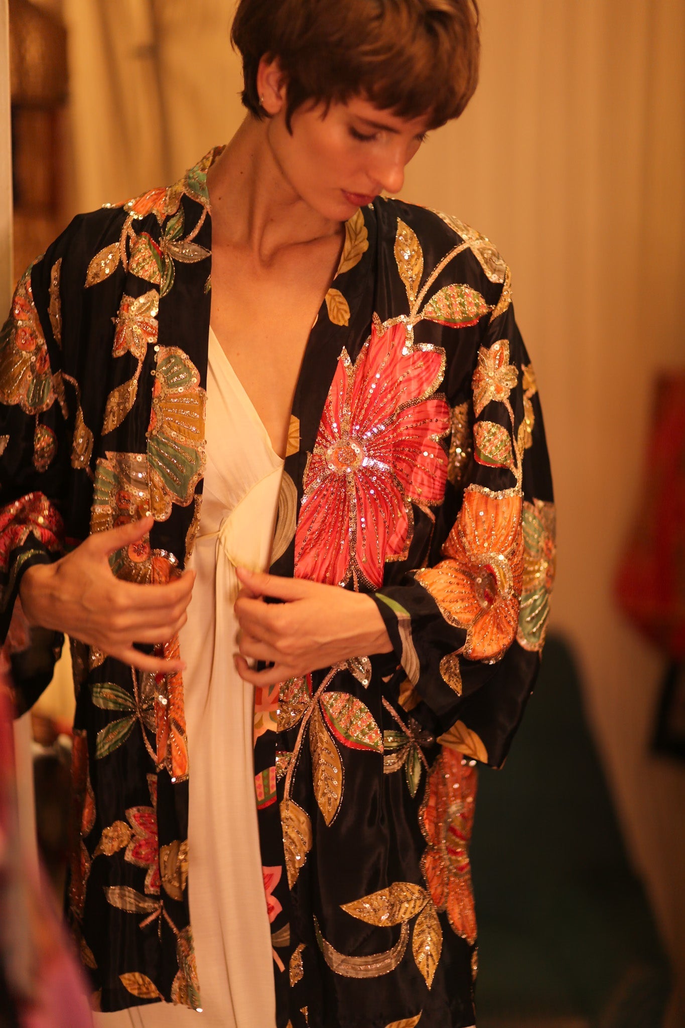 EMBROIDERED SILK SHORT KIMONO THONEPANHLA