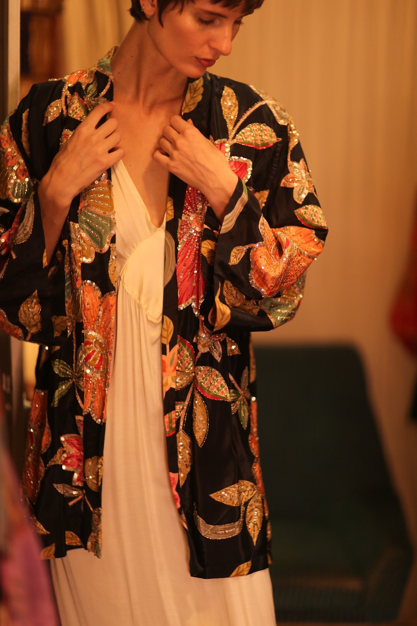 EMBROIDERED SILK SHORT KIMONO THONEPANHLA