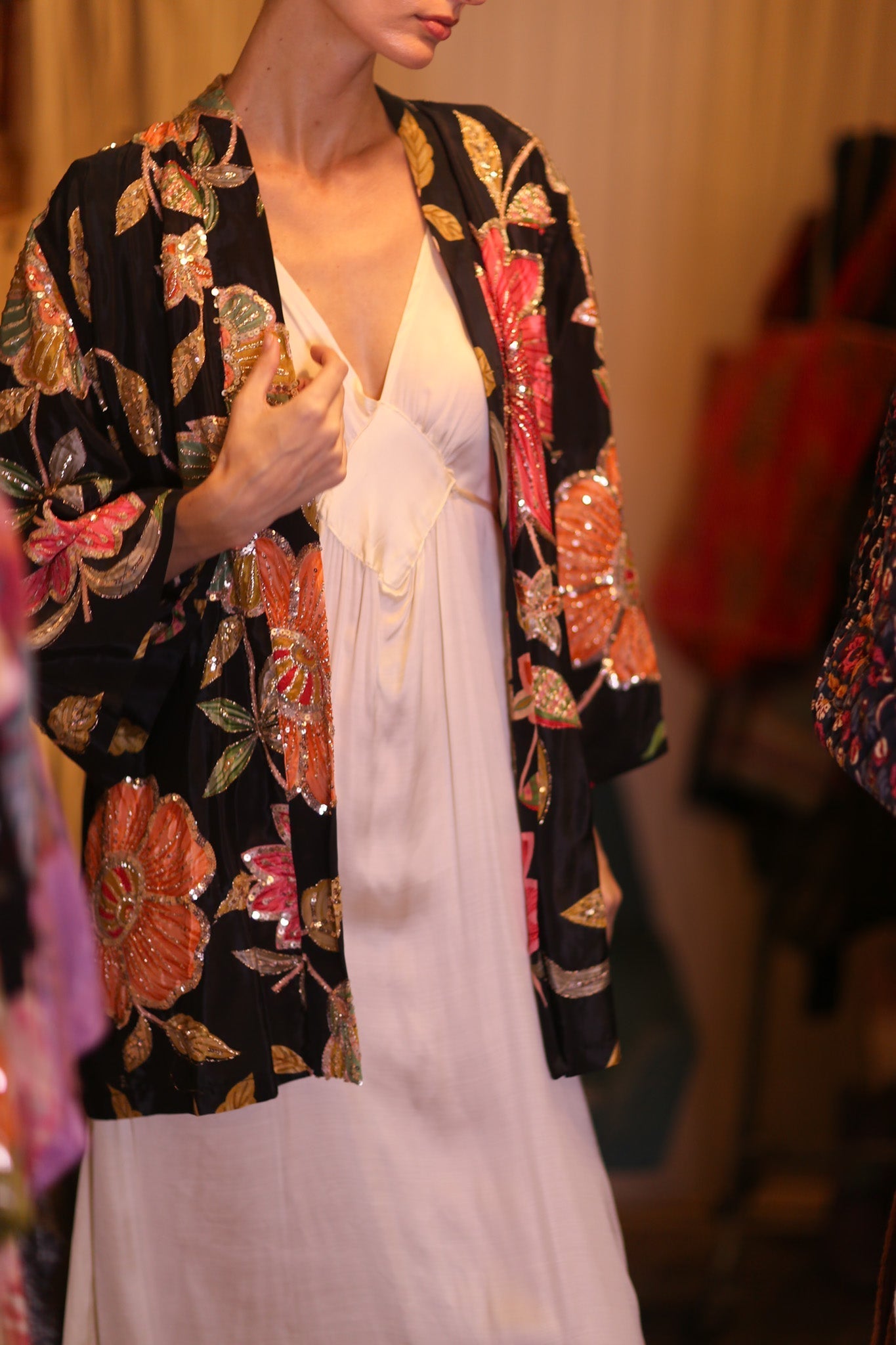 EMBROIDERED SILK SHORT KIMONO THONEPANHLA