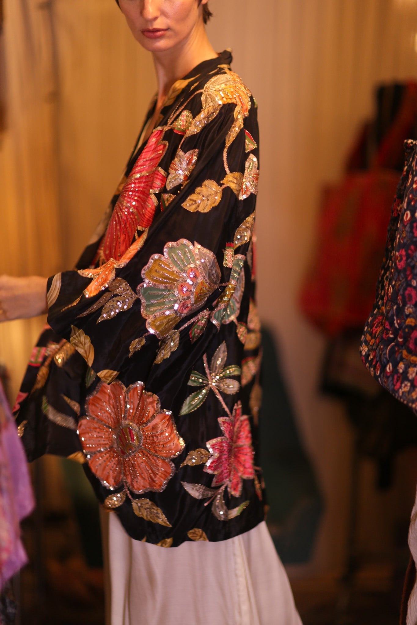 EMBROIDERED SILK SHORT KIMONO THONEPANHLA