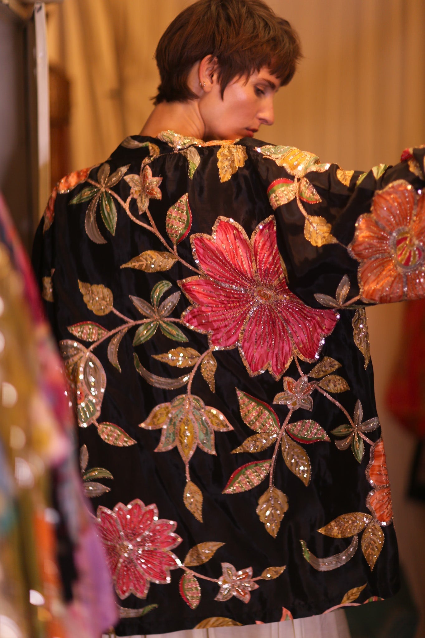 EMBROIDERED SILK SHORT KIMONO THONEPANHLA