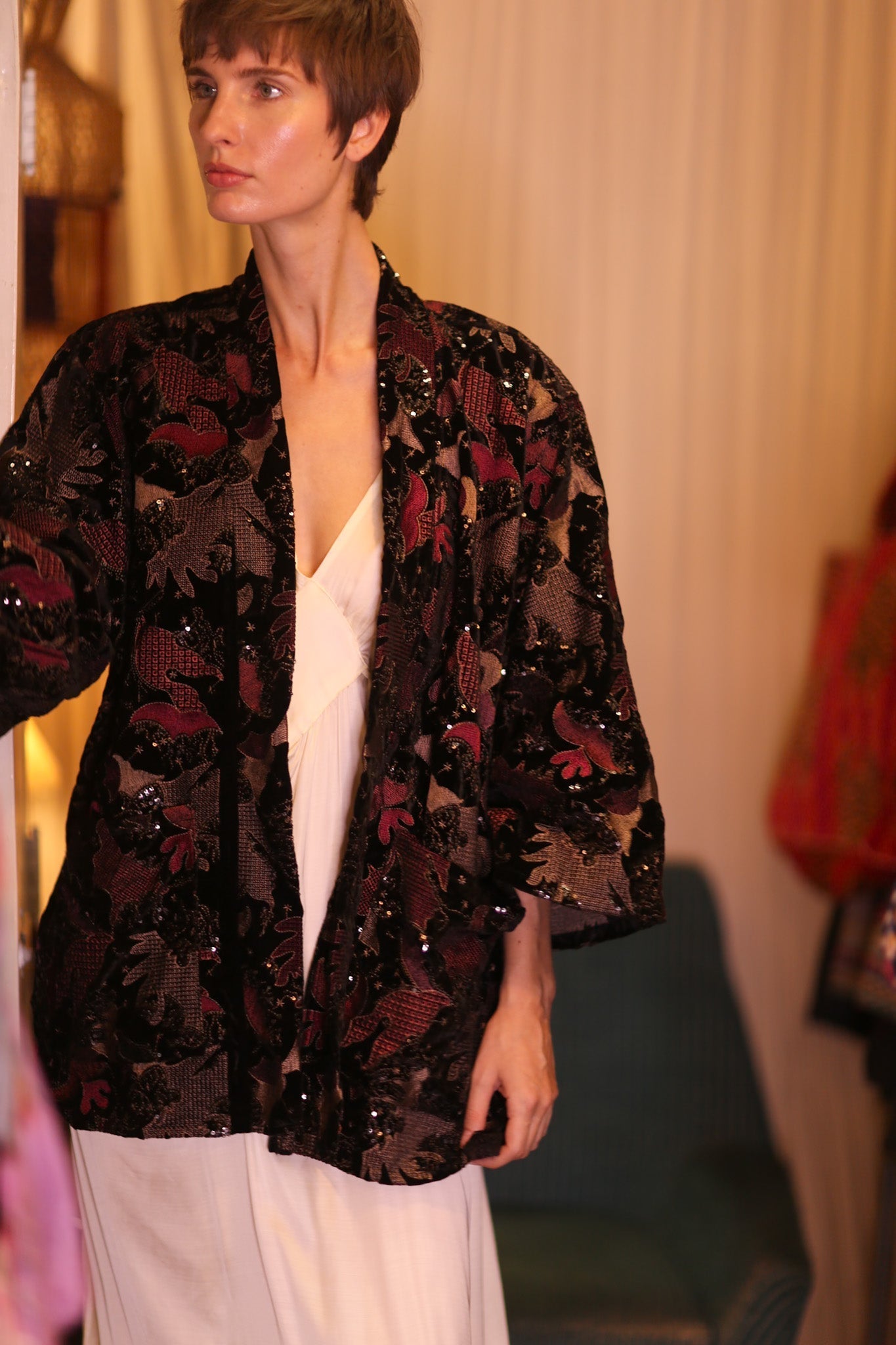 EMBROIDERED VELVET SHORT KIMONO MAPLES