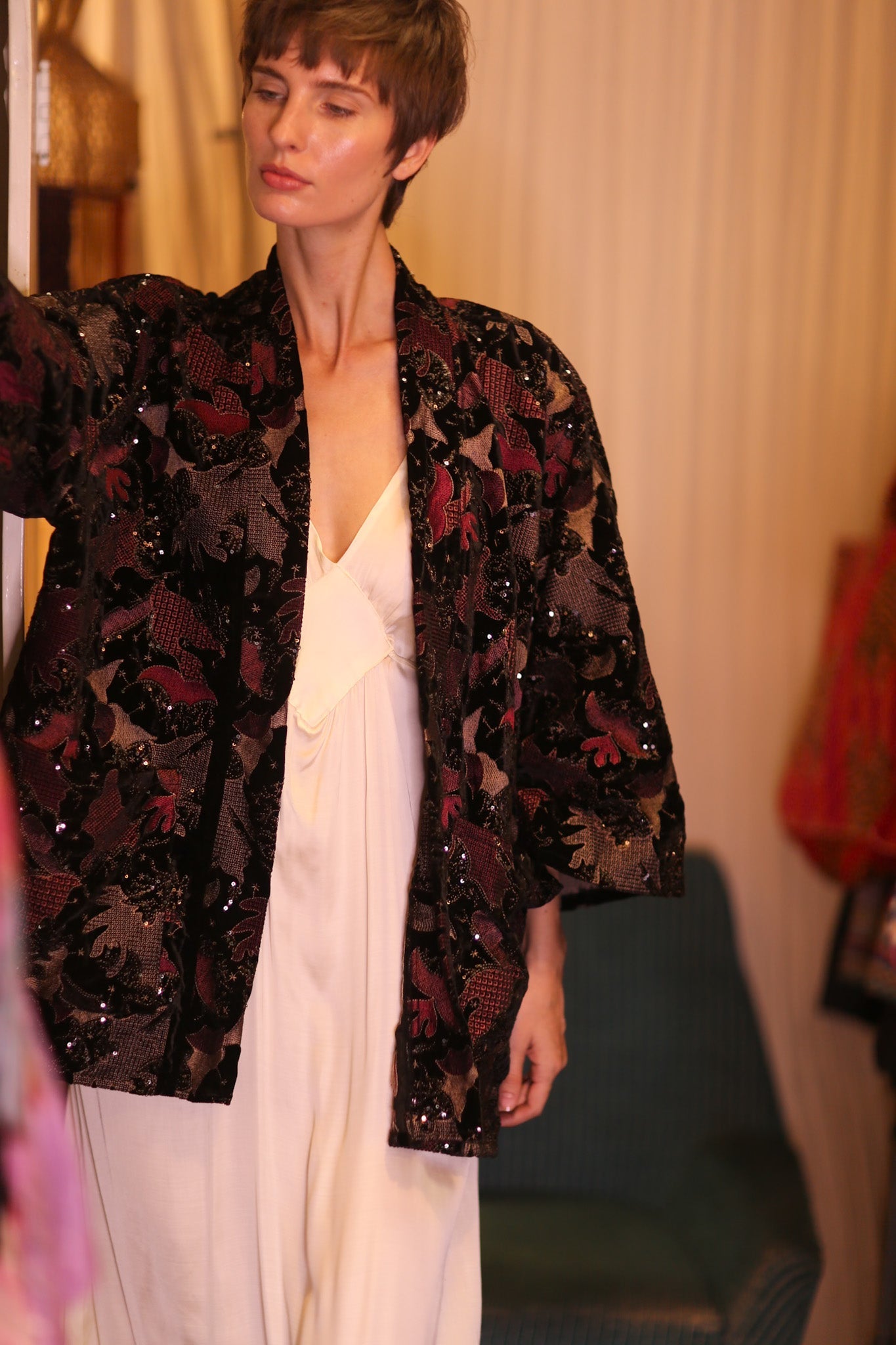 EMBROIDERED VELVET SHORT KIMONO MAPLES