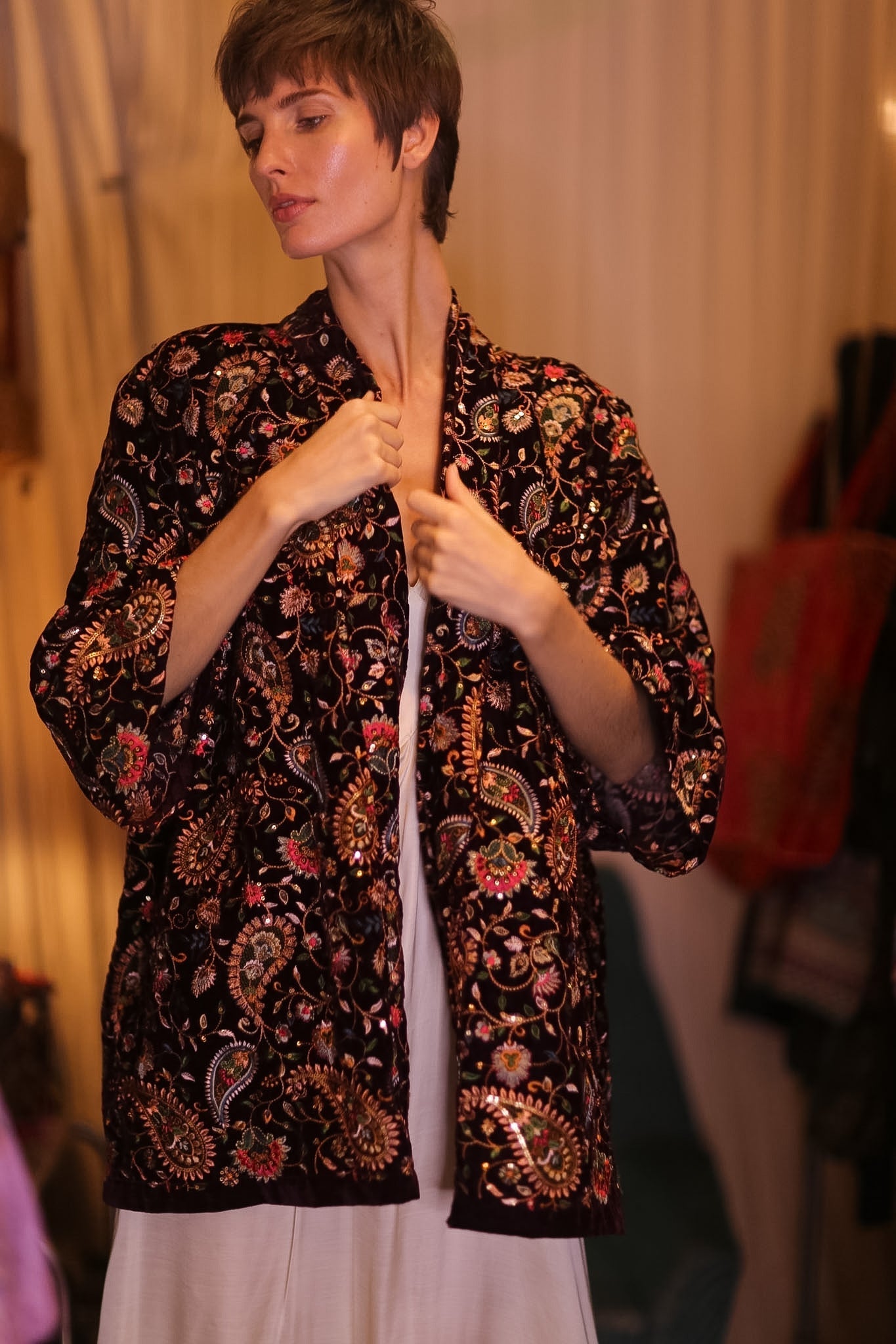 EMBROIDERED PAISLEY VELVET SHORT KIMONO THITKHET