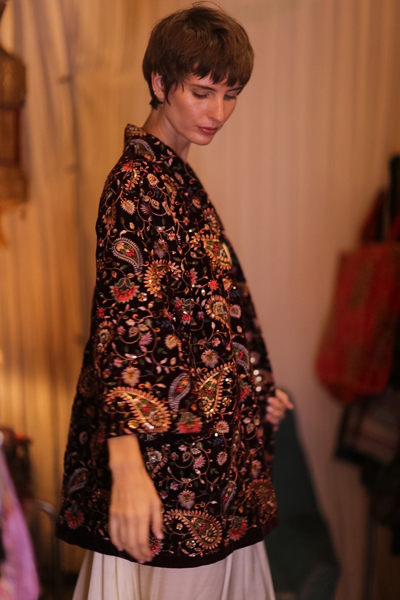 EMBROIDERED PAISLEY VELVET SHORT KIMONO THITKHET