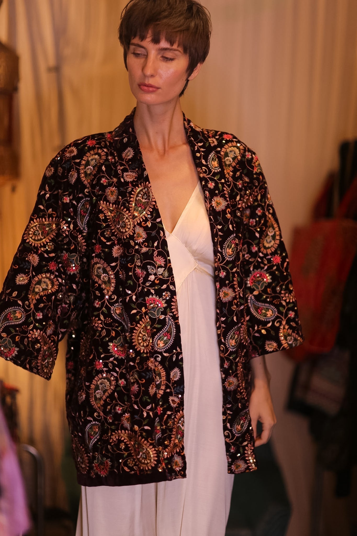 EMBROIDERED PAISLEY VELVET SHORT KIMONO THITKHET