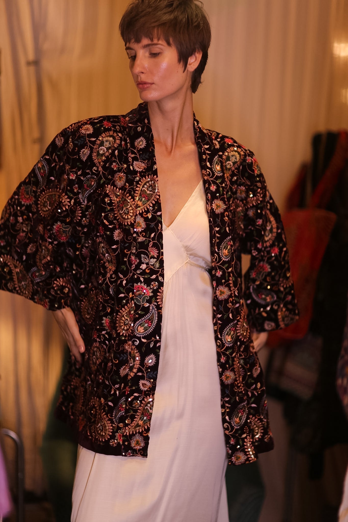 EMBROIDERED PAISLEY VELVET SHORT KIMONO THITKHET