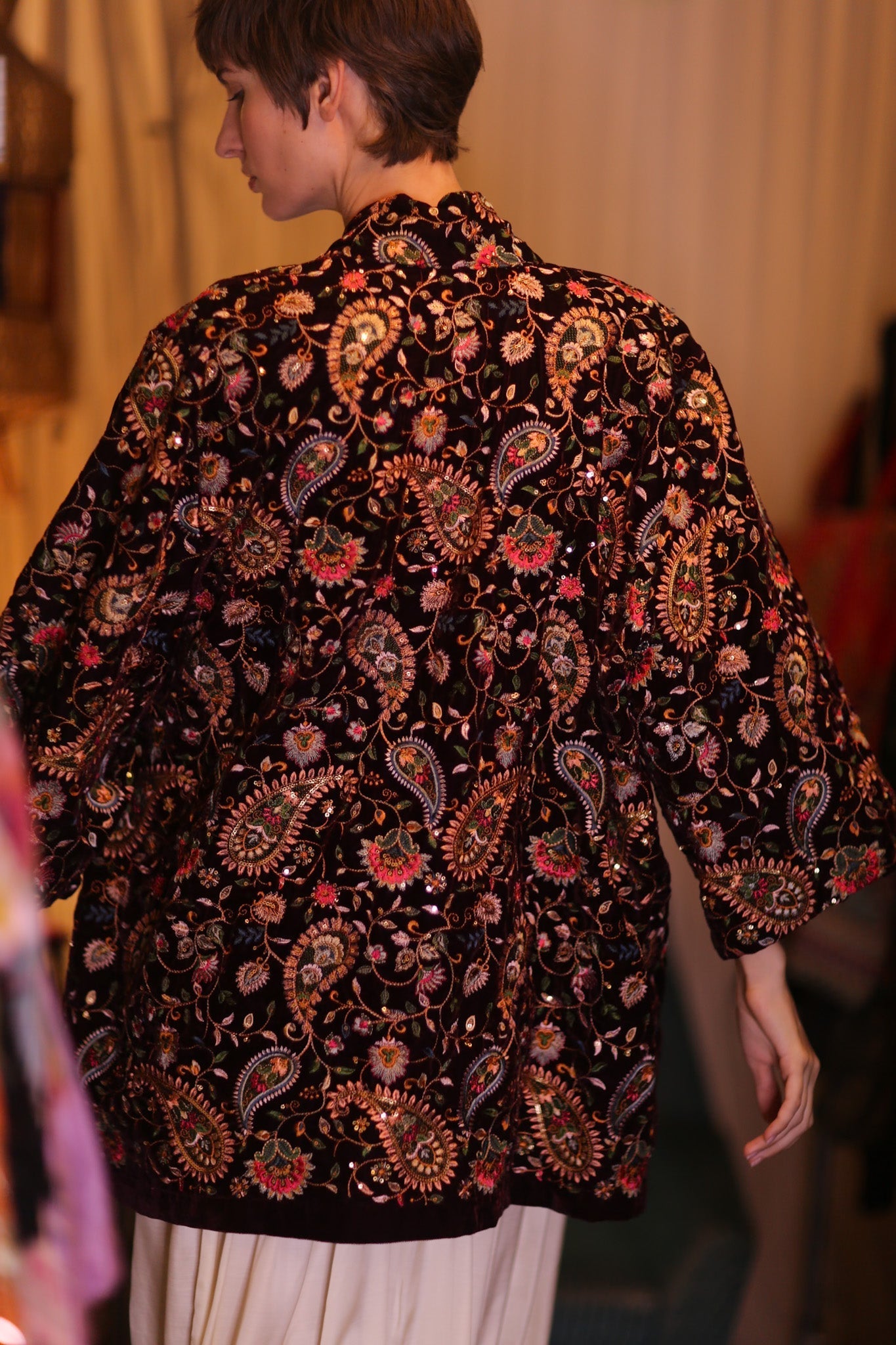 EMBROIDERED PAISLEY VELVET SHORT KIMONO THITKHET