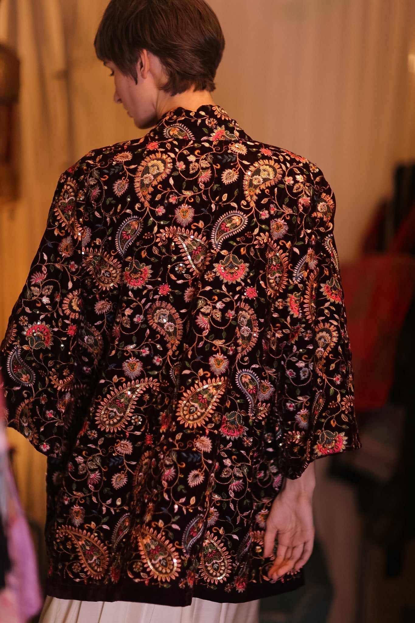 EMBROIDERED PAISLEY VELVET SHORT KIMONO THITKHET