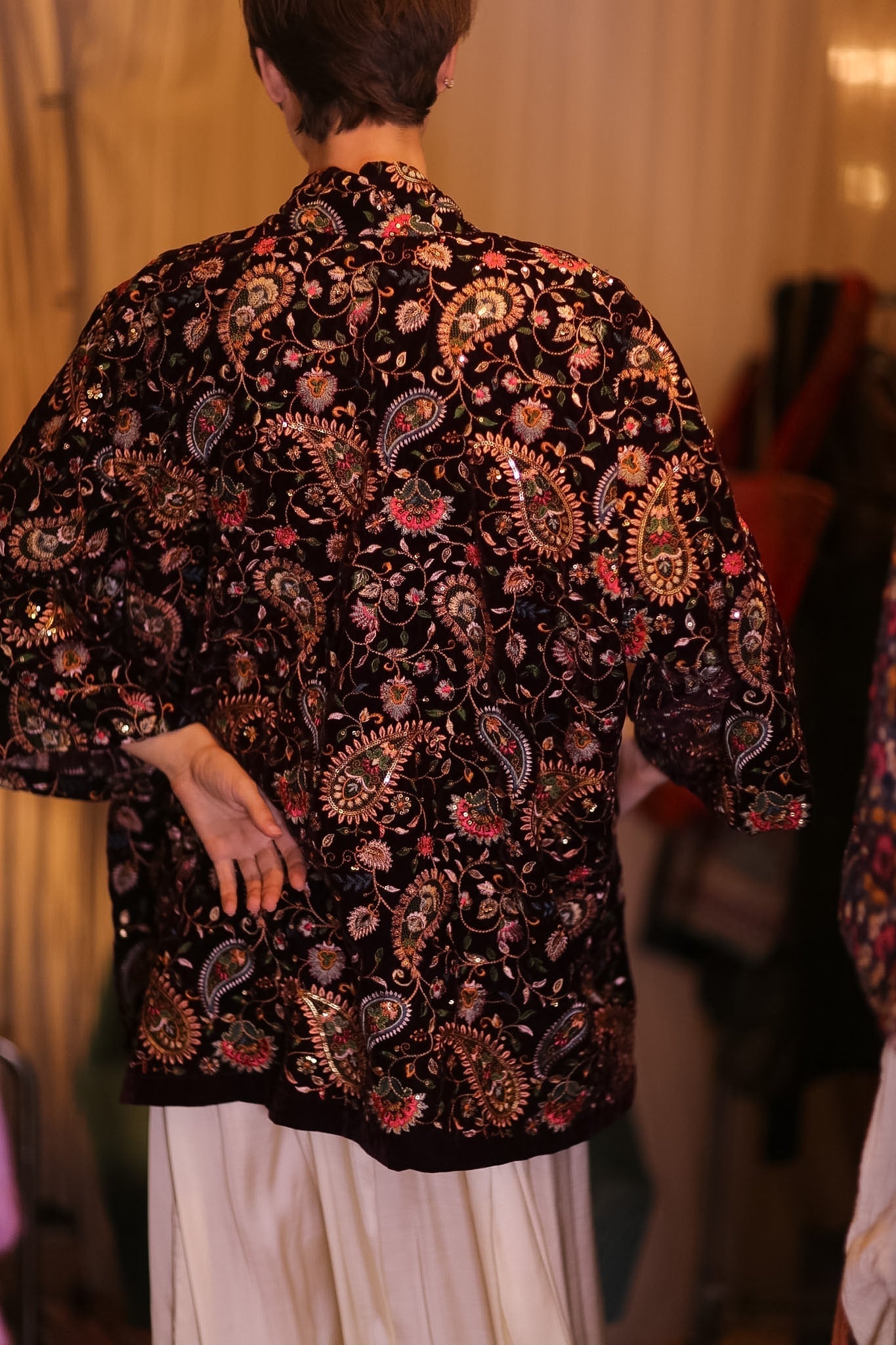 EMBROIDERED PAISLEY VELVET SHORT KIMONO THITKHET
