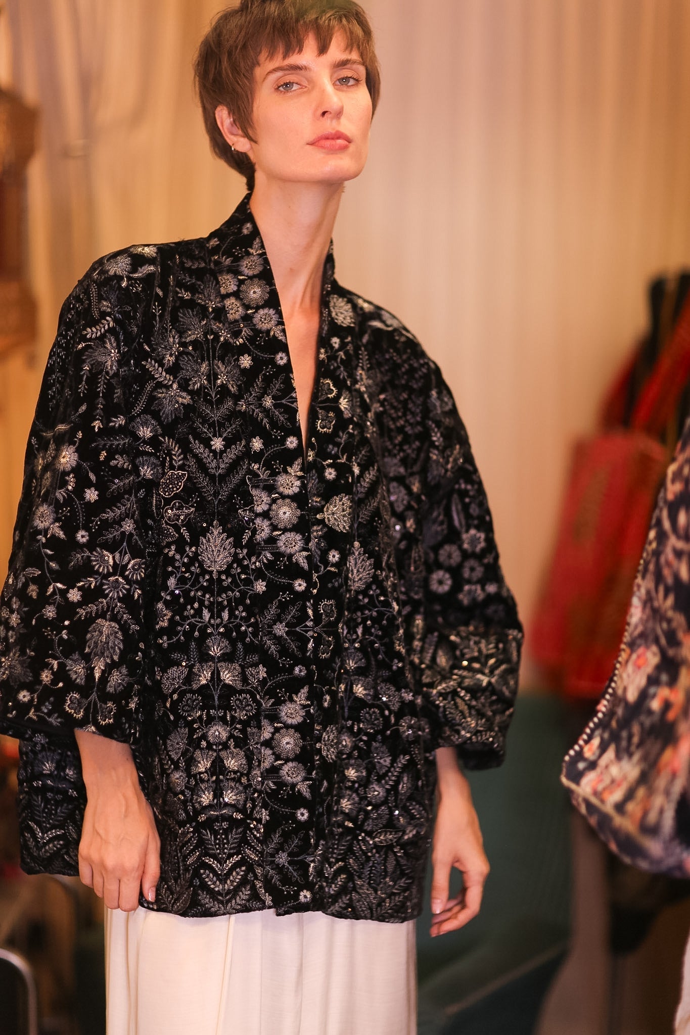 BLACK VELVET EMBROIDERED KIMONO JILUR