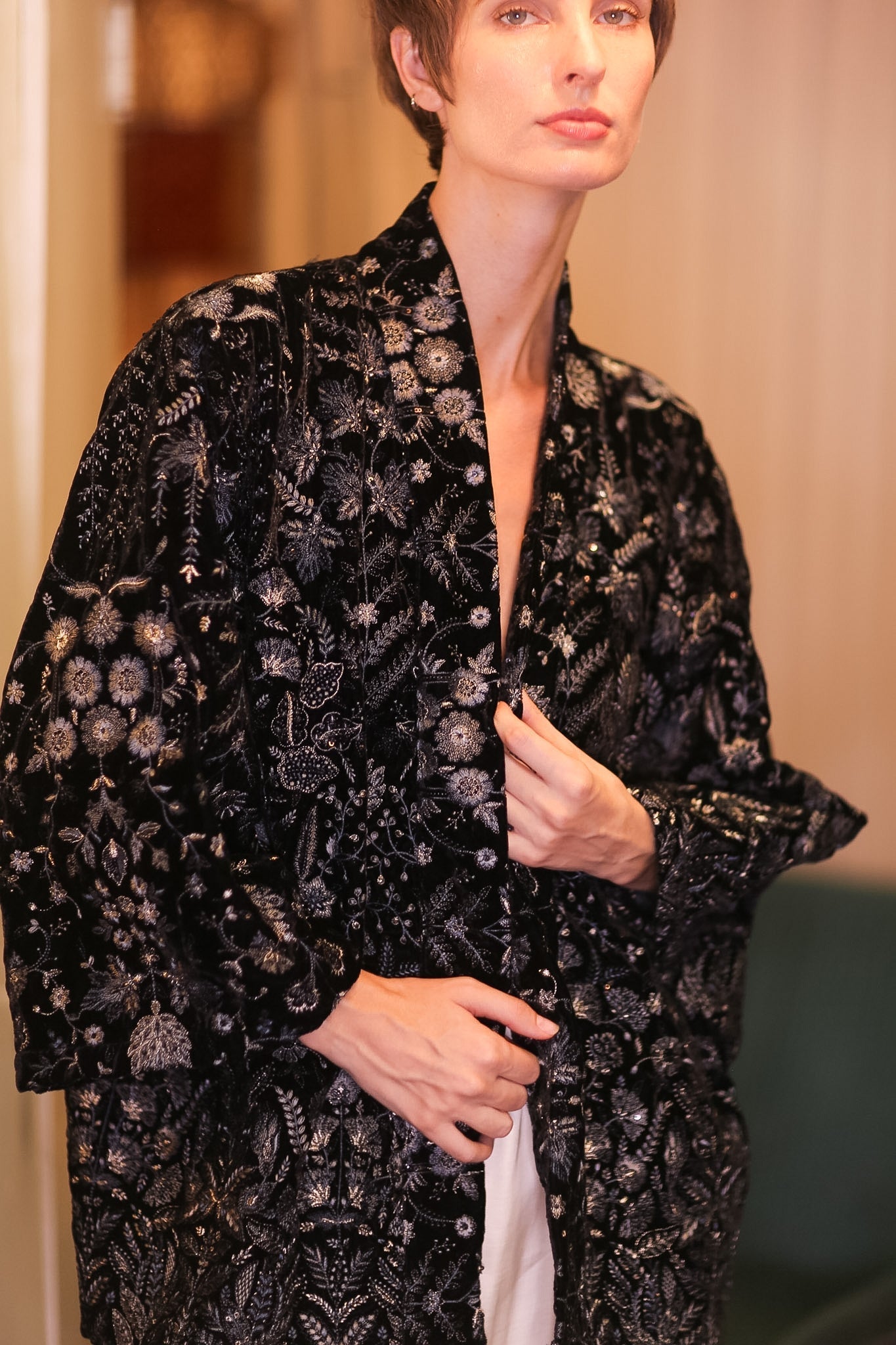 BLACK VELVET EMBROIDERED KIMONO JILUR