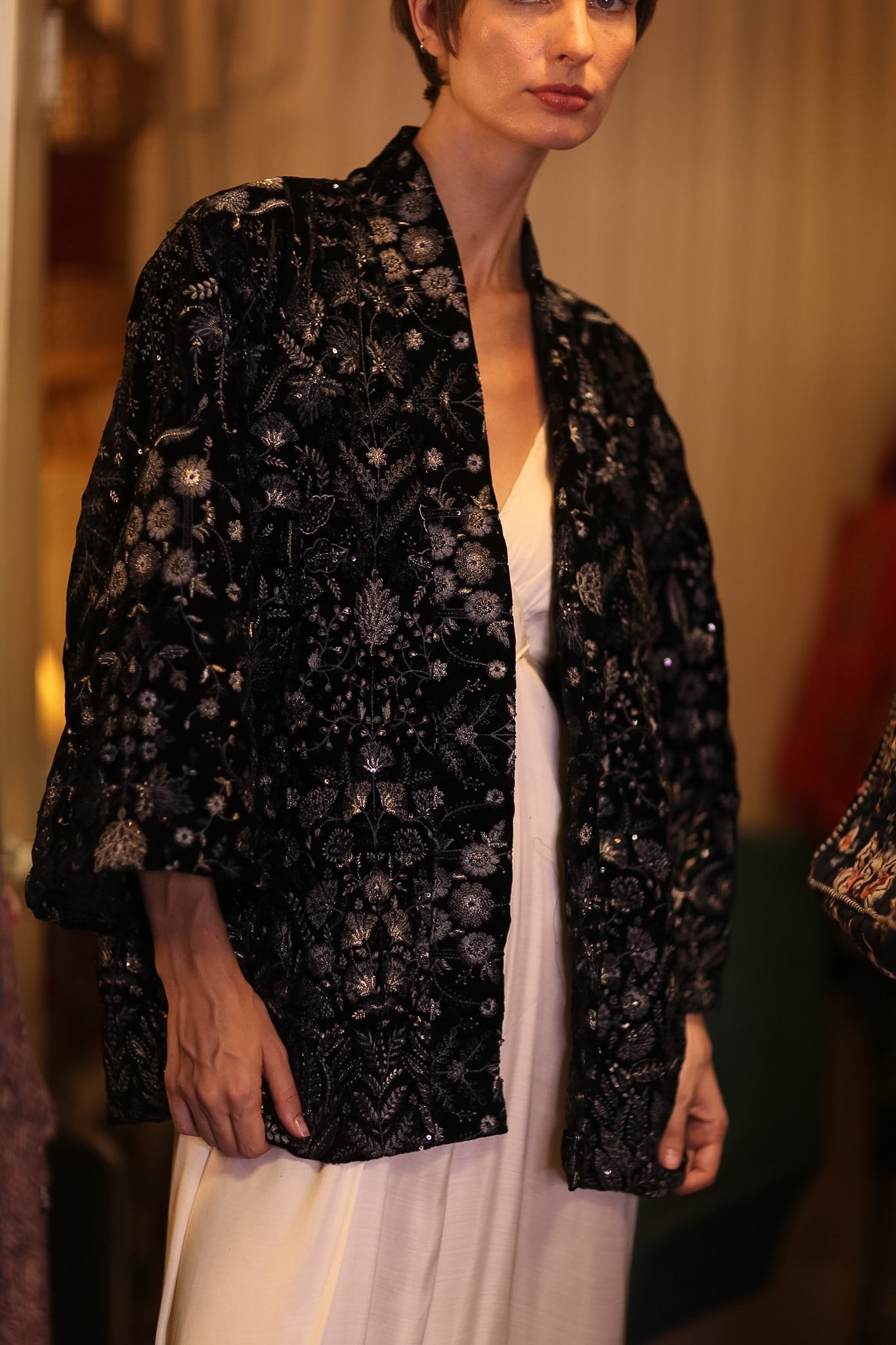 BLACK VELVET EMBROIDERED KIMONO JILUR