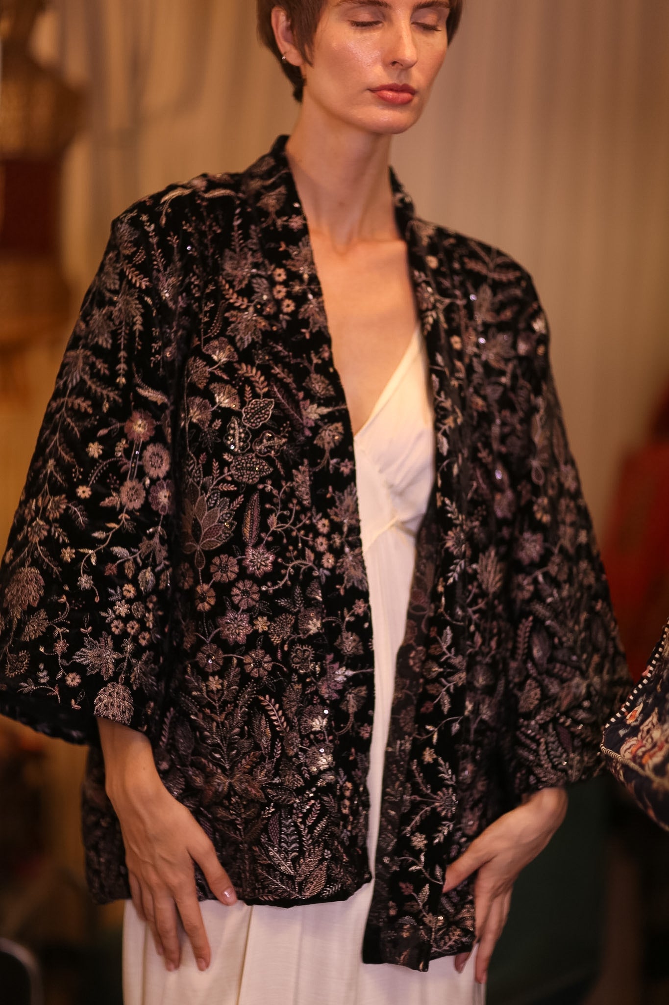 BLACK EMBROIDERED VELVET KIMONO DINAS