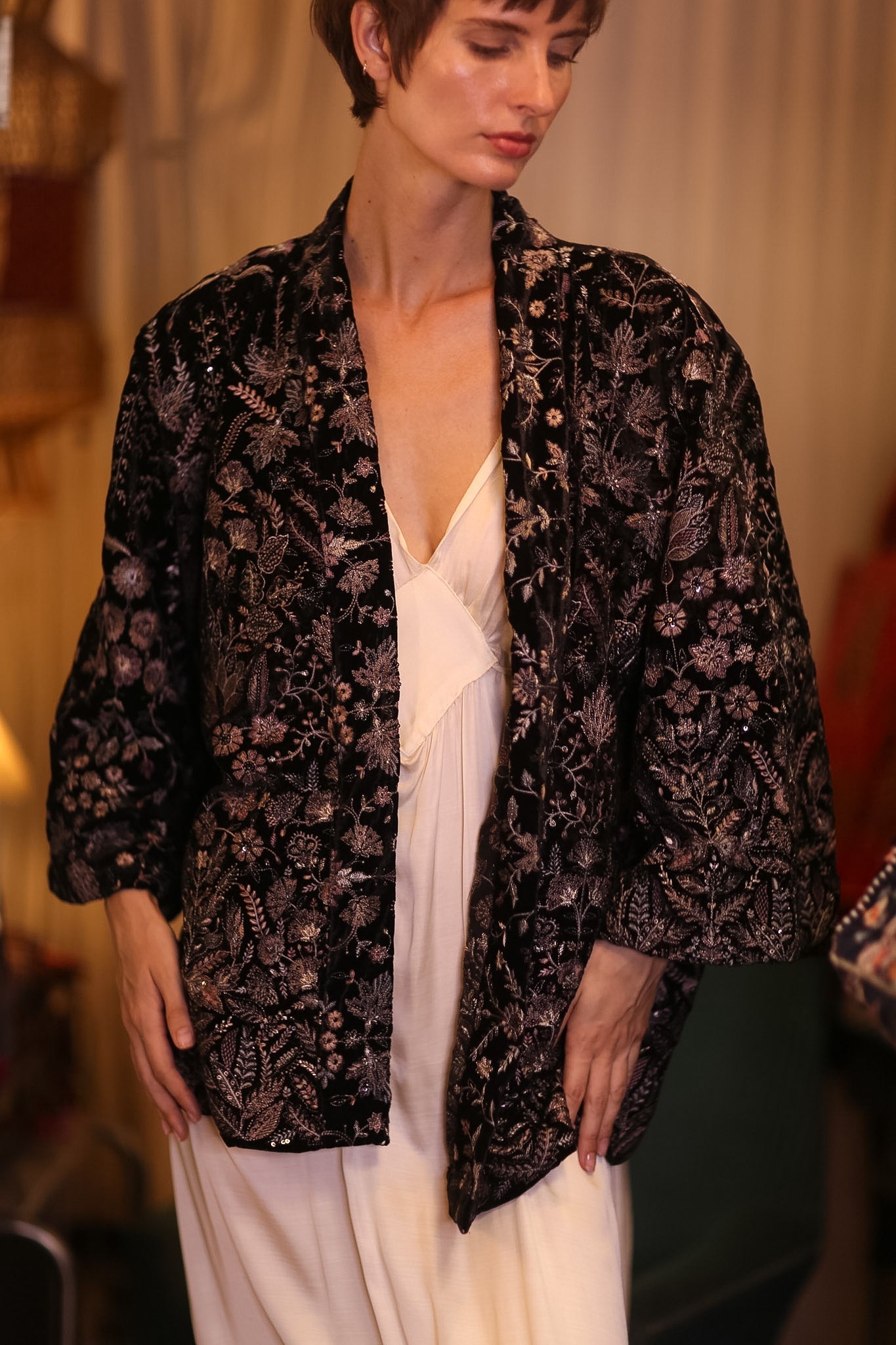 BLACK EMBROIDERED VELVET KIMONO DINAS