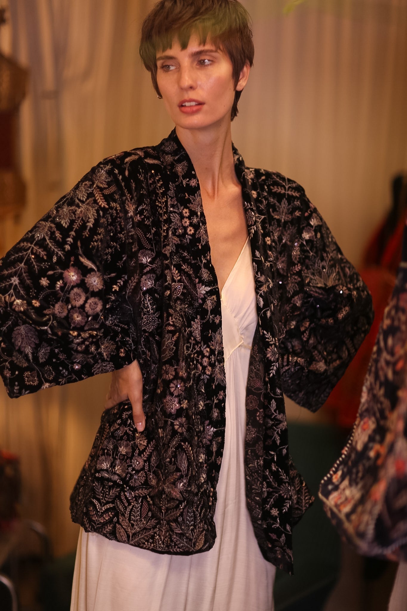 BLACK EMBROIDERED VELVET KIMONO DINAS