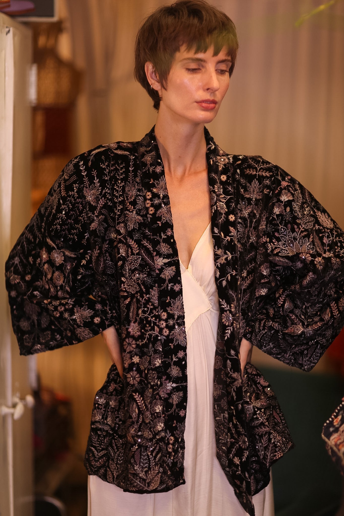 BLACK EMBROIDERED VELVET KIMONO DINAS