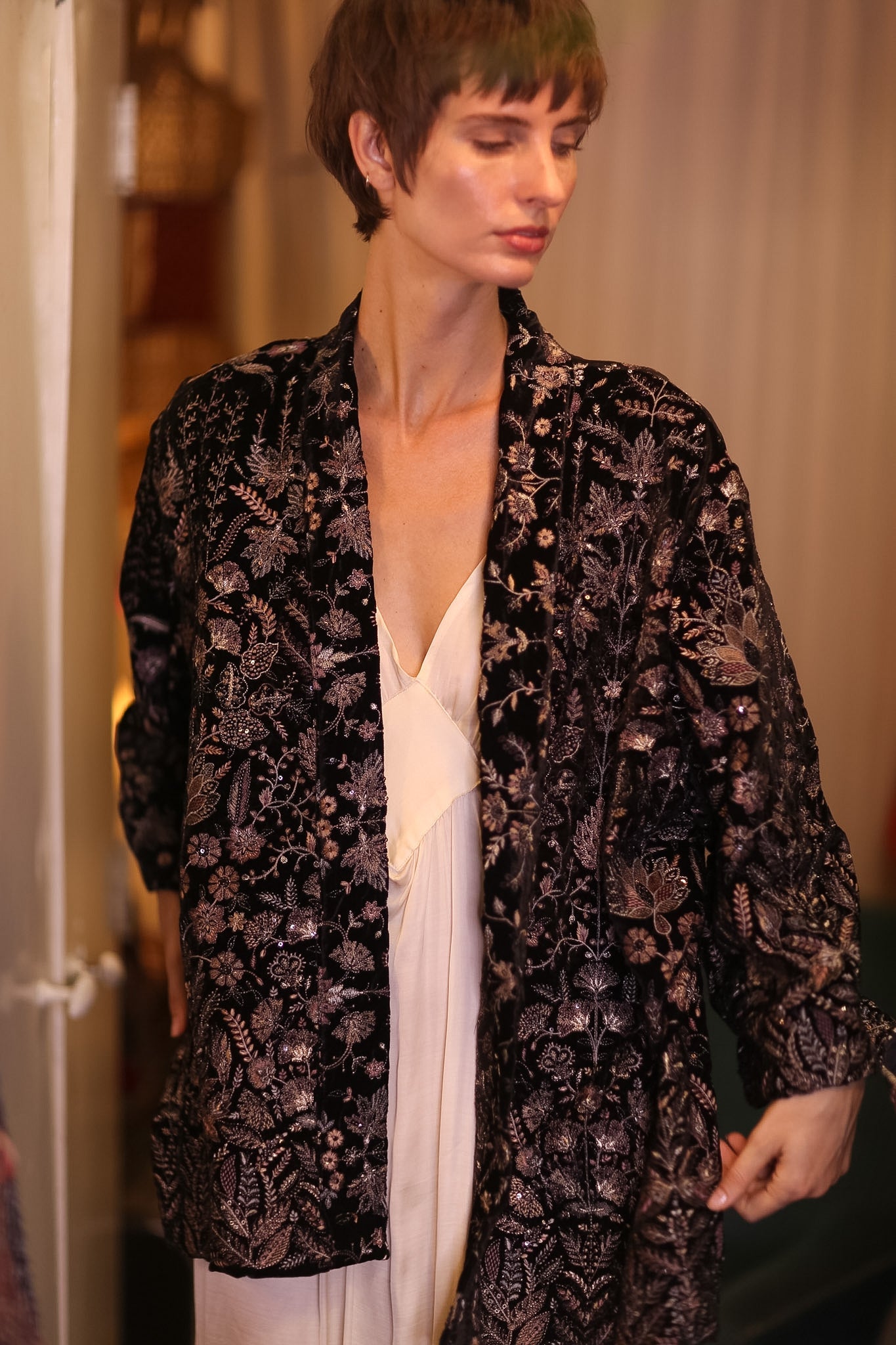 BLACK EMBROIDERED VELVET KIMONO DINAS