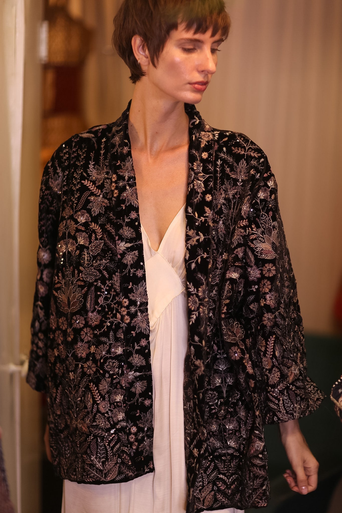 BLACK EMBROIDERED VELVET KIMONO DINAS