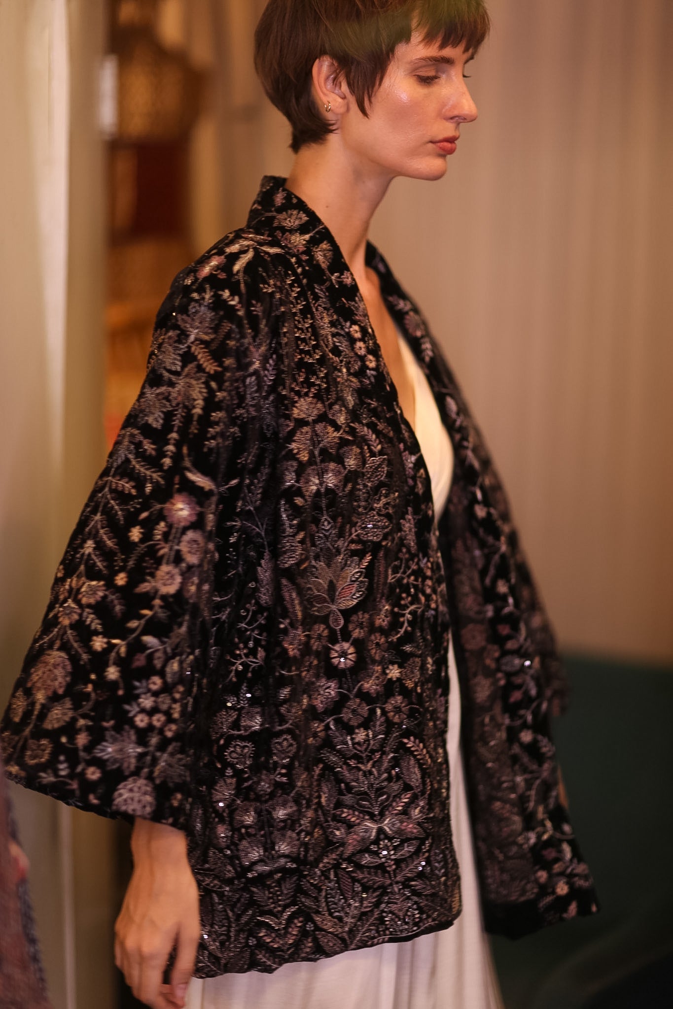 BLACK EMBROIDERED VELVET KIMONO DINAS