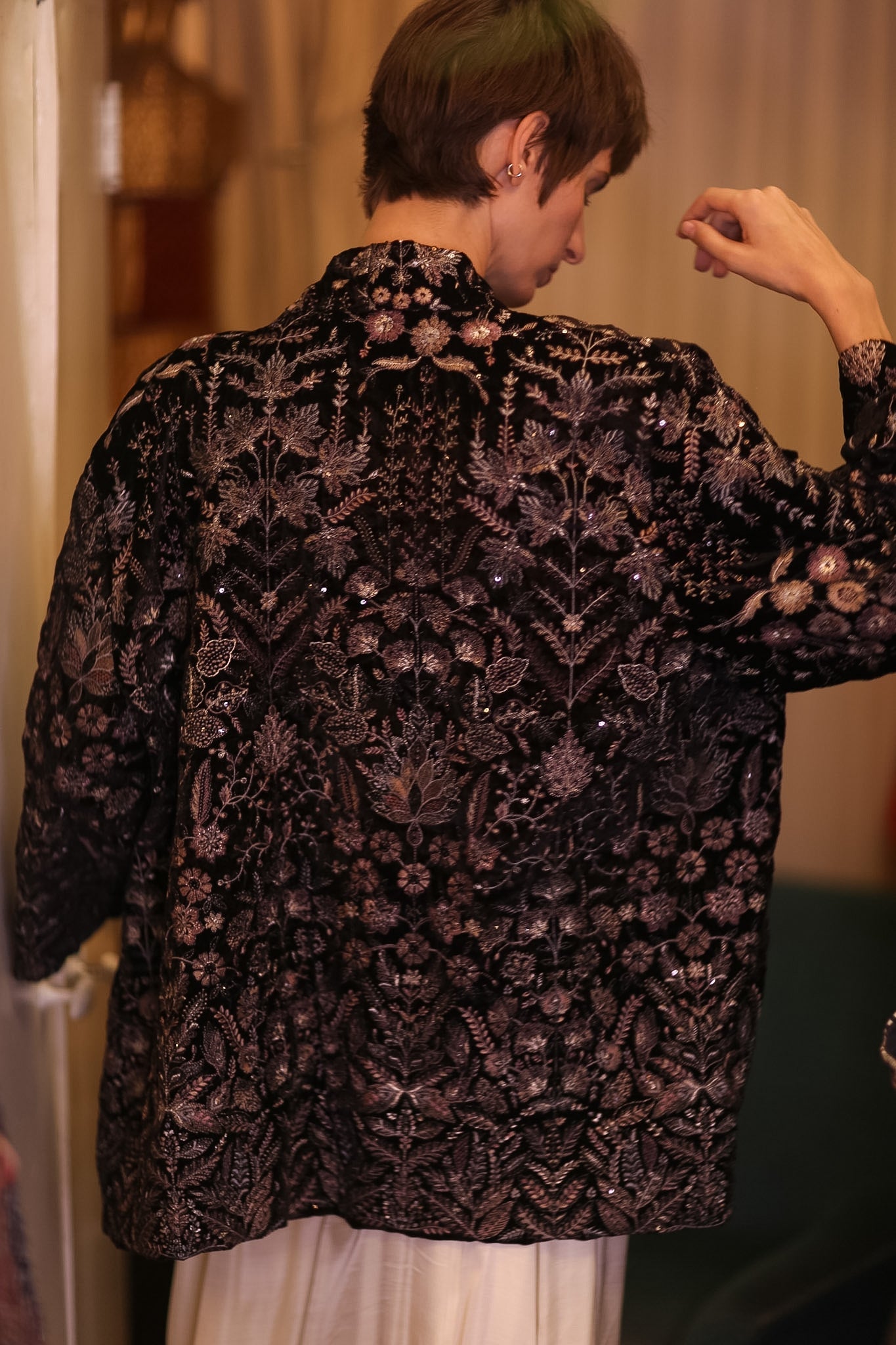 BLACK EMBROIDERED VELVET KIMONO DINAS
